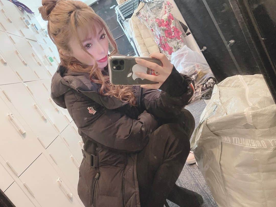 あゆかのインスタグラム：「寒くなってきたね😣 明日は今年最後の美容室😎  .  #千葉キャバクラ#千葉富士見キャバ嬢#千葉富士見町キャバ嬢#千葉富士見キャバクラ#arドレス#ジュエルズドレス#オンラインキャバクラ#ファッション好きな人と繋がりたい#ヘアメイク#お家スタイル#息してる？#followｍe4 #follow4like#followtrain」