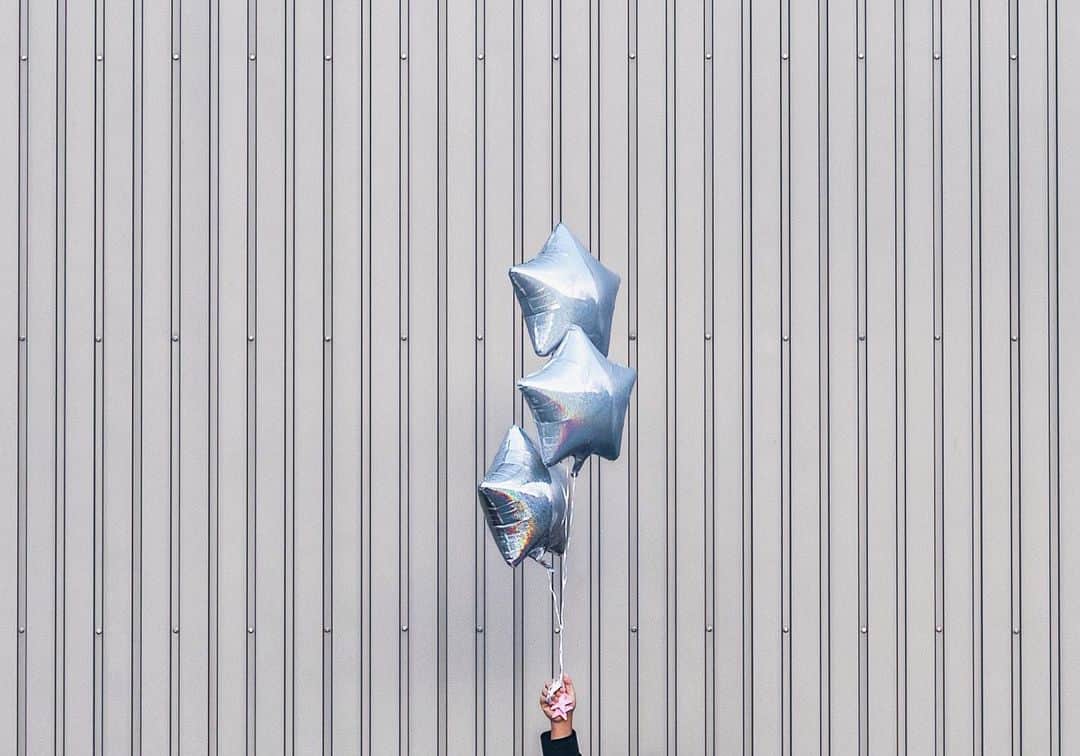 kyoko_zzzさんのインスタグラム写真 - (kyoko_zzzInstagram)「Balloon play  #ダイソー #ヘリウムバルーン  ダイソーのヘリウムガス対応風船、もっと色んな種類出してほしい〜！」12月10日 21時52分 - kyoko_zzz