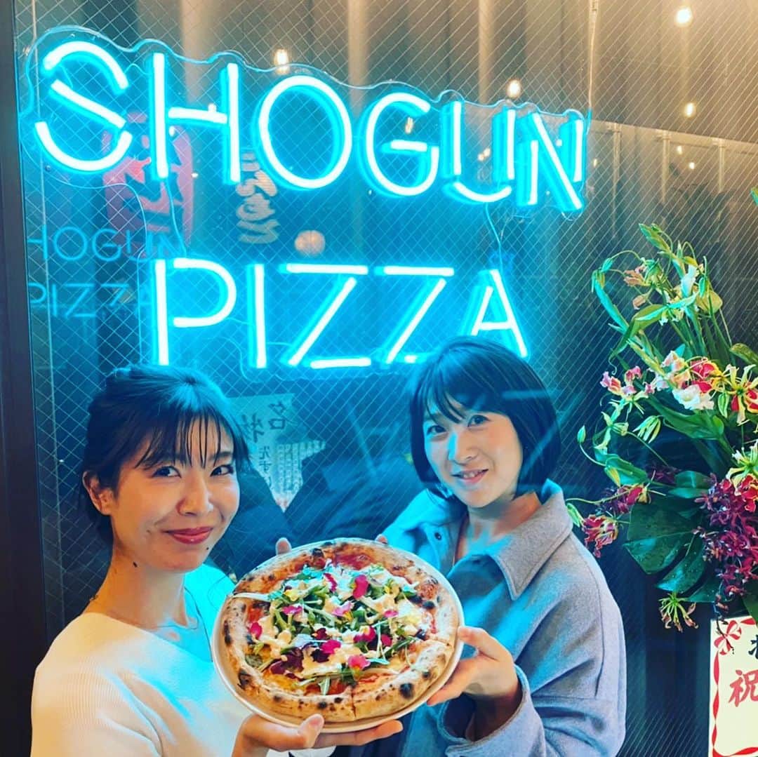 林藍菜さんのインスタグラム写真 - (林藍菜Instagram)「新進気鋭のピザ『比°』🍕 ありそうでなかったピザ屋が富山に。 ドリンクメニューも豊富、スイーツもあり🍰 これは虜になりそうです♡  ショップカードにステッカー、小皿、グラス、ピザboxまで色んな所がオリジナル✨ やっぱりプロデュース力って大事。  個人的にピザ職人の、おがちゃん(←あだ名)がタイプでした。笑  味も見た目も雰囲気も ゆっくり味わいに出かけてみてください⑅◡̈*  いよいよ明日オープン!!!  #shogunpizza #ショーグンピザ #pizza #ピザ中毒者 #pizza🍕 #映えピザ #富山ランチ #富山カフェ #総曲輪 #あまよっと横丁 #フォトジェニック #さすが大将軍グループ #凄腕社長 #newopen #行ってみられ #やめられないとめられない   @shogunpizza_amayot  @amayot_official  @taiki515 #富山グルメ」12月10日 21時44分 - hayashi_aina