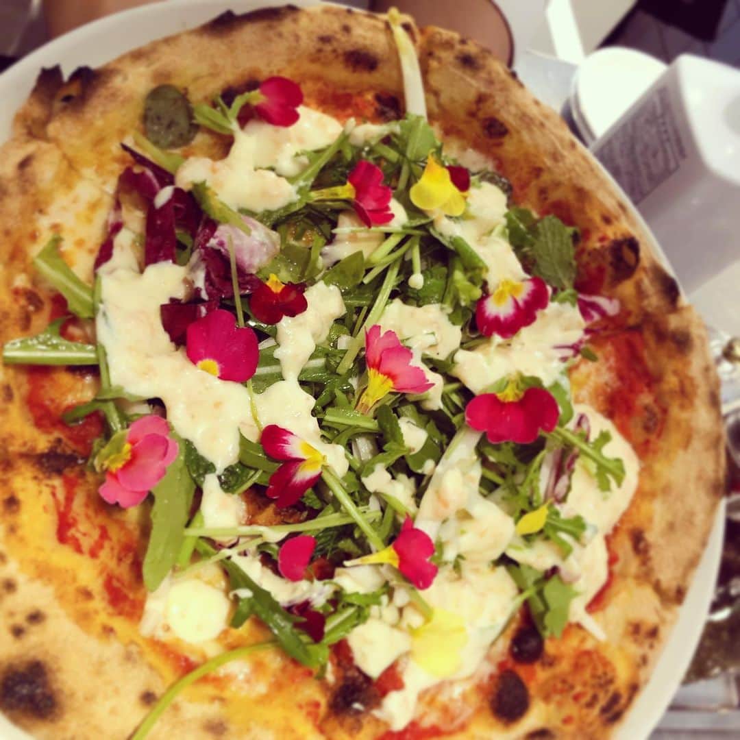林藍菜さんのインスタグラム写真 - (林藍菜Instagram)「新進気鋭のピザ『比°』🍕 ありそうでなかったピザ屋が富山に。 ドリンクメニューも豊富、スイーツもあり🍰 これは虜になりそうです♡  ショップカードにステッカー、小皿、グラス、ピザboxまで色んな所がオリジナル✨ やっぱりプロデュース力って大事。  個人的にピザ職人の、おがちゃん(←あだ名)がタイプでした。笑  味も見た目も雰囲気も ゆっくり味わいに出かけてみてください⑅◡̈*  いよいよ明日オープン!!!  #shogunpizza #ショーグンピザ #pizza #ピザ中毒者 #pizza🍕 #映えピザ #富山ランチ #富山カフェ #総曲輪 #あまよっと横丁 #フォトジェニック #さすが大将軍グループ #凄腕社長 #newopen #行ってみられ #やめられないとめられない   @shogunpizza_amayot  @amayot_official  @taiki515 #富山グルメ」12月10日 21時44分 - hayashi_aina