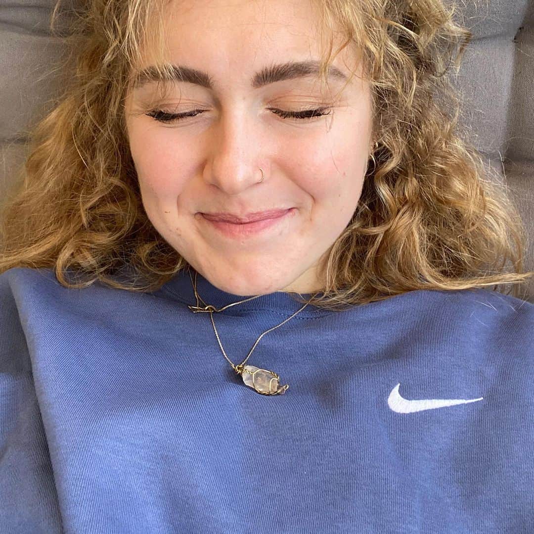 Sofia Viscardiのインスタグラム：「ei ma sono pezzi di cielo vero quelli che vedo dalla mia finestra che bello finalmente」