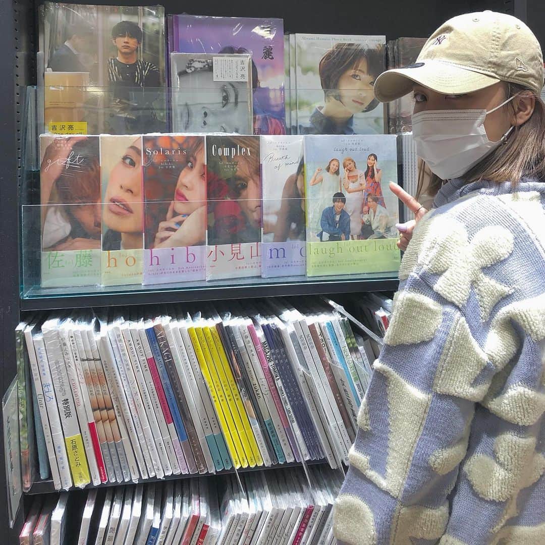 honoka のインスタグラム：「明後日12日は写真集サイン会です。 久しぶりにみんなに会えるのかぁ🥲 HMV&BOOKS SHIBUYAにて お待ちしてます❣️  さ、明日は早起きやし もう寝ます。おやすみ💕  #やる気ない顔面ごめんなさい。 #店頭行ったら並んでて思わず #嬉しい」