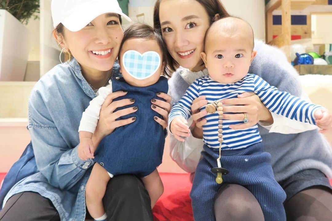 Mai Wakimizuのインスタグラム：「全く打ち合わせしてなかったのに全員がblueコーデだった♡この写真、息子も実はしっりカメラ目線なんです♡赤ちゃんが自らカメラ目線してくれるなんて奇跡だと思ってたけど、2人揃ってその奇跡が起きた（；＿；）♡親友と親友の息子君との宝物4ショット、嬉しいな♡ #男の子ベビー#男の子ママ#mamalife」