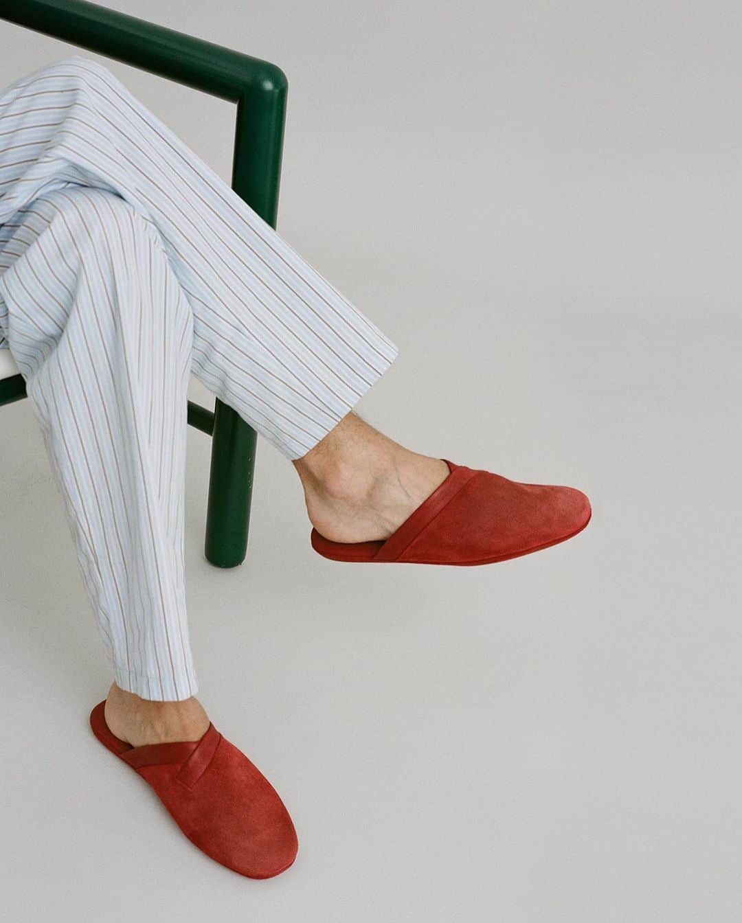 ジョンロブのインスタグラム：「Constructed in Cashmere suede, with a comfort-focused padded sole, and a customised travel bag, the Knighton slipper is the ultimate stay-at-home companion. . #johnlobb @julienthomashamon @gauthierborsarello」