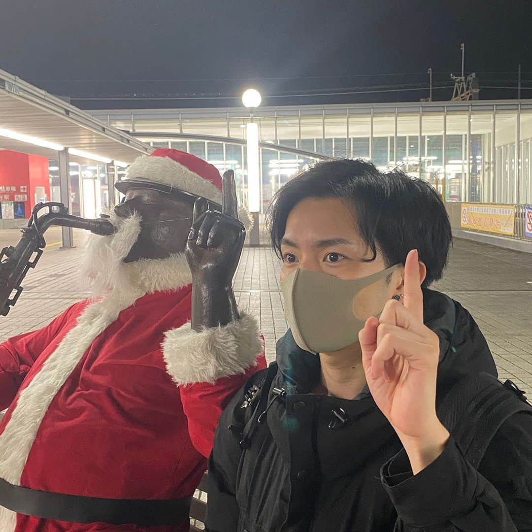 細川優さんのインスタグラム写真 - (細川優Instagram)「毎年撮ってるスタジオ近くの🎅さん 今年ももうこんな季節です❄️🎄  #サンタ #クリスマス #毎年恒例 #同じポーズではいチーズ」12月10日 21時47分 - yuhosokawa