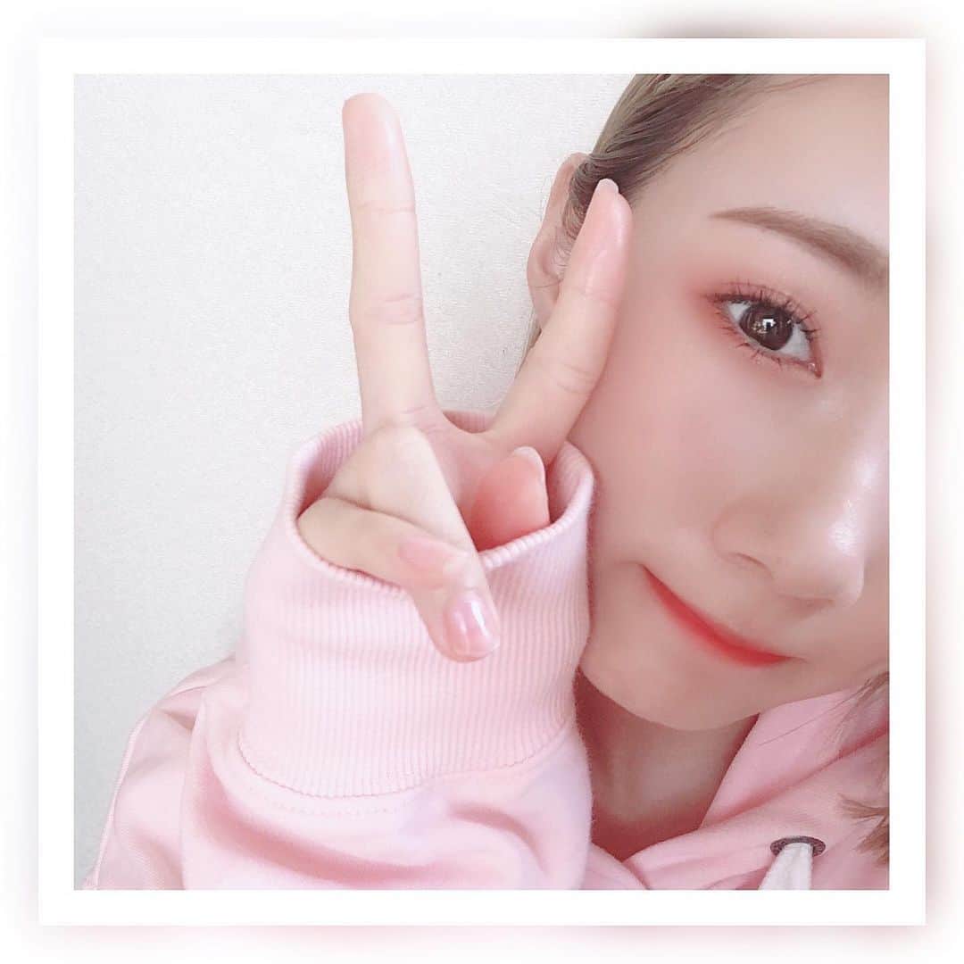 のインスタグラム：「いつもと違うアプリで撮ったら眉毛濃くなってしまった😅  今日は1人お散歩して7キロ歩きました✌🏻 ゆったり歩いたから1時間40分かかりました ひたすら好きな音楽を聴いて自然の澄んだ空気を沢山吸ってリフレッシュ🥰  紅葉って見てて凄く気持ちがあったかくなるんですなんでなんだろう🤭 日本🇯🇵の秋〜〜って感じがして凄く好きです🍁🍂  ちなみに、皆さんはどんな音楽が好きですか？」