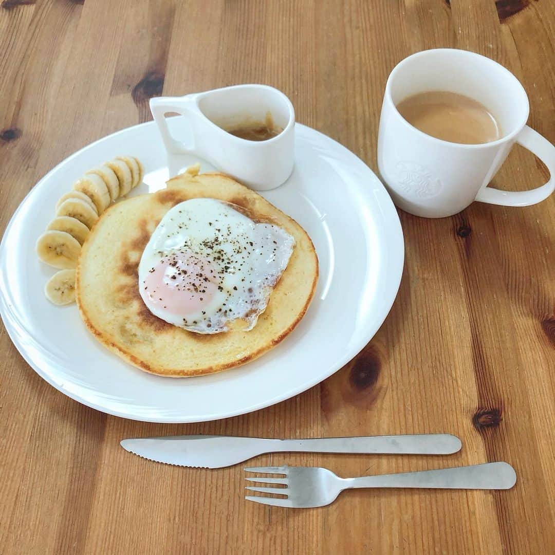 のインスタグラム：「・ ・ バランスの悪いナタ手作りパンケーキ(◜࿀◝ ) パンケーキの中に、薄く刻んだバナナを入れました〜💭🍌 ・ #お家カフェ #お家ごはん #バナナパンケーキ #パンケーキ #簡単ごはん」