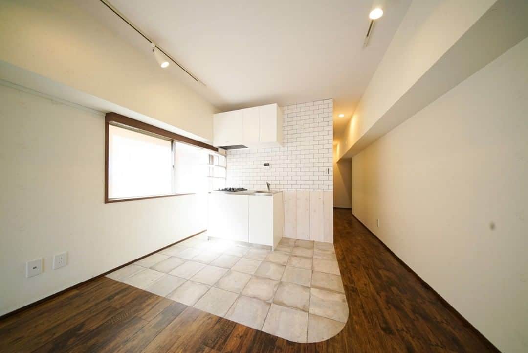 せたがやクラソンのインスタグラム：「『集合住宅リノベーション 2F』﻿ ﻿ ・東急田園都市線三軒茶屋駅 徒歩9分 ・13.8万円・38.20㎡・1R ___________________________________________________________________﻿  さまざまな年齢層の人が行き交う街、「三軒茶屋」駅から歩いておよそ１０分。世田谷通り沿いに面した大きなヴィンテージマンションの一室が今回ご紹介する物件。  10階建ての年季の入ったマンションとしては、とても清潔できれいな印象のある共用部。管理人さんの丁寧な管理が伺えてとても好印象。お部屋はというと、シンプルな間取りと、ハイセンスなタイル貼りや無垢フローリングといったディティールが素敵なワンルーム。盛り込みすぎない好印象のリノベーションで住み手の個性に染めやすいお部屋となっています。  キッチンの床にはお部屋とは異なる床材がほどこされていて、お部屋のアクセントに。角部屋の２面採光で陽当たりも文句ありません。玄関には大きな鏡や収納力のあるシューズボックス、Rの効いたシェルフが備え付けられているのも嬉しいポイントに。奥行きあるウォークインクローゼットや、キッチンとお揃いのタイル貼りの美しい水まわりなど、住みやすさとデザイン性のバランスが絶妙です。  ひとつ、このお部屋、玄関からお部屋までの細い通路の天井からでている梁が、床からの高さおよそ175cmと圧迫感があるため、背の高い方は、そのあたりを事前にチェックしていただきたいところ。  三軒茶屋から少し離れることで、にぎやかさが比較的おさえられているのも好印象な物件周辺には、姉妹サイト「せたがやンソン」の特集「華麗なるカレーマップ」でもとりあげた、お茶屋さんが営むカレーうどんが有名な「香乃」など、さまざまな飲食店も点在。 @setagayansson   ゆったりとした、ゆとりあるひとり暮らしを三軒茶屋周辺でお探しの方へ。ぜひ一度みにきてみてください。  ▼この物件の詳細、﻿ そのほかのお部屋はプロフィールのリンクから﻿ @setagayakurasson﻿ ___________________________________________________________________﻿ ﻿ 「オンラインでお部屋探し」スタートしました！ ご相談お待ちしております。 ﻿ ﻿https://setagayakurasson.com/online _____________________________________________________________________﻿ ﻿ #せたがやクラソン #せたがやンソン #賃貸 #お部屋探し #オンラインお部屋探し #引っ越し #内見 #部屋 #ワンルーム #ひとり暮らし #ふたり暮らし #好きな街 #暮らしを楽しむ #キッチン #家具 #世田谷 #賃貸インテリア #リノベーション #コンシェルジュ #世田谷のお部屋探し  #世田谷線 #三軒茶屋  #三茶 #暮らしを楽しむ #リノベーションマンション  #タイル張り  #カレー  #ゆっくり私時間  #ビンテージマンション  #無垢フローリング」