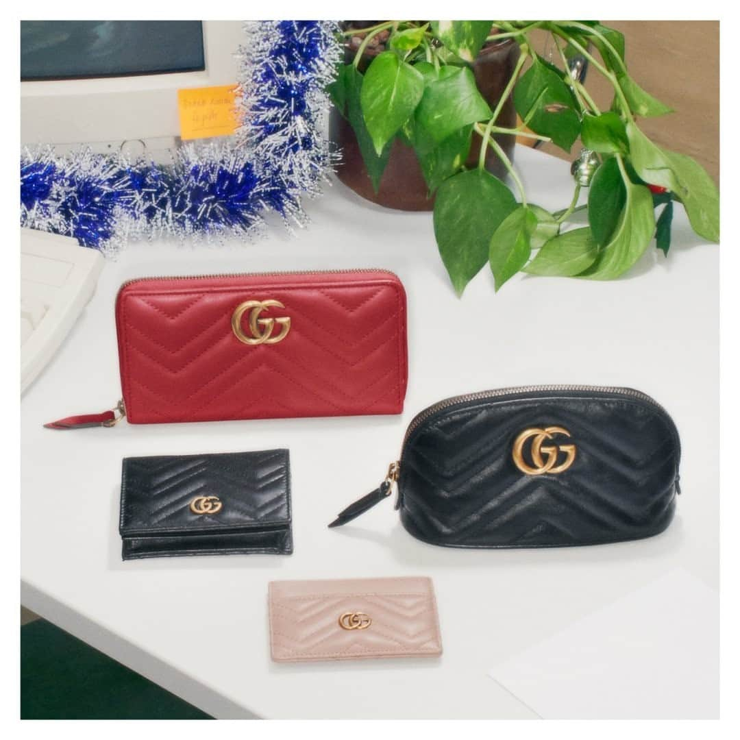 グッチさんのインスタグラム写真 - (グッチInstagram)「From the #GucciGift collection, the #GGMarmont is a key collection for the House and includes pouches, wallets and card cases defined by chevron matelassé leather and GG hardware. Discover more through link in bio. #AlessandroMichele @alessandro_michele」12月10日 22時00分 - gucci