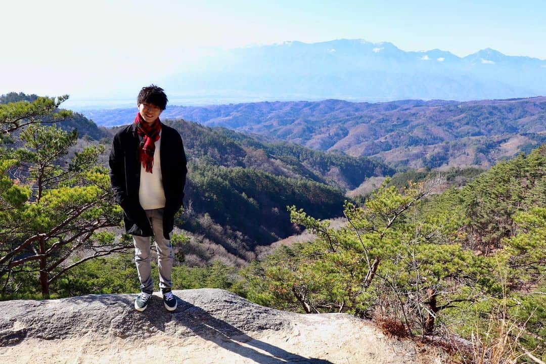 石松大晟のインスタグラム：「・﻿ 昇仙峡🏔﻿ ﻿ 誕生日の1日目に連れて行ってもらった昇仙峡🏔﻿ 岩もあるみたいだけど今回は観光で。﻿ 到着してからは岩のことなんか秒で忘れてはしゃぎまくり😂﻿ 景色めっちゃ良いし、﻿ 川沿いに遊歩道があって歩きやすいし、﻿ 富士山見えるしで最高すぎた👏﻿ ﻿ #富士山 #昇仙峡 #富士山 #山梨観光 #camera #canon #photo」