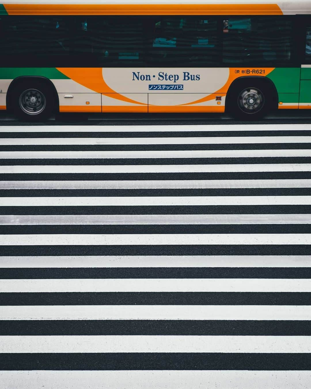 Takashi Yasuiさんのインスタグラム写真 - (Takashi YasuiInstagram)「Getting on the bus #tokyotoei @toeitransportation_official  引き続き、都営交通の撮影をしています。今回はバスがテーマ。ここぞと決めた場所に、なかなかうまく通ってくれなくて苦労した😂」12月10日 21時55分 - _tuck4