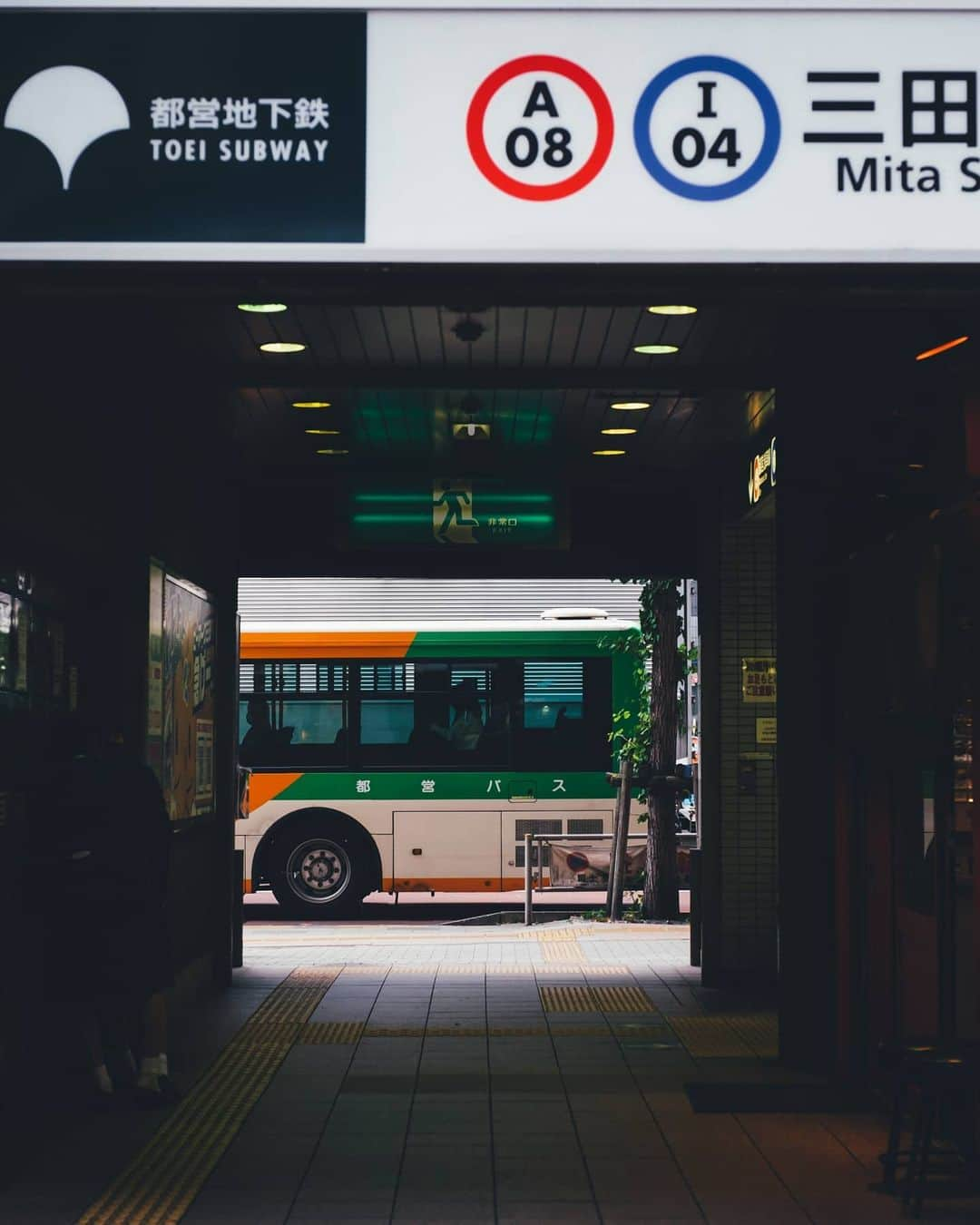 Takashi Yasuiさんのインスタグラム写真 - (Takashi YasuiInstagram)「Getting on the bus #tokyotoei @toeitransportation_official  引き続き、都営交通の撮影をしています。今回はバスがテーマ。ここぞと決めた場所に、なかなかうまく通ってくれなくて苦労した😂」12月10日 21時55分 - _tuck4