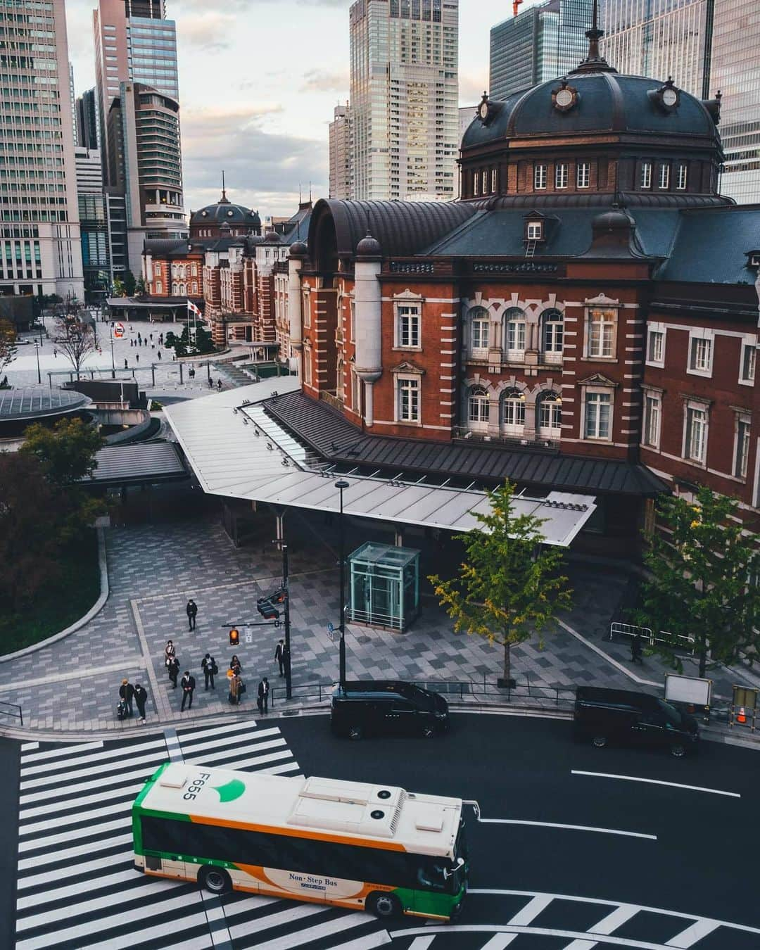 Takashi Yasuiさんのインスタグラム写真 - (Takashi YasuiInstagram)「Getting on the bus #tokyotoei @toeitransportation_official  引き続き、都営交通の撮影をしています。今回はバスがテーマ。ここぞと決めた場所に、なかなかうまく通ってくれなくて苦労した😂」12月10日 21時55分 - _tuck4