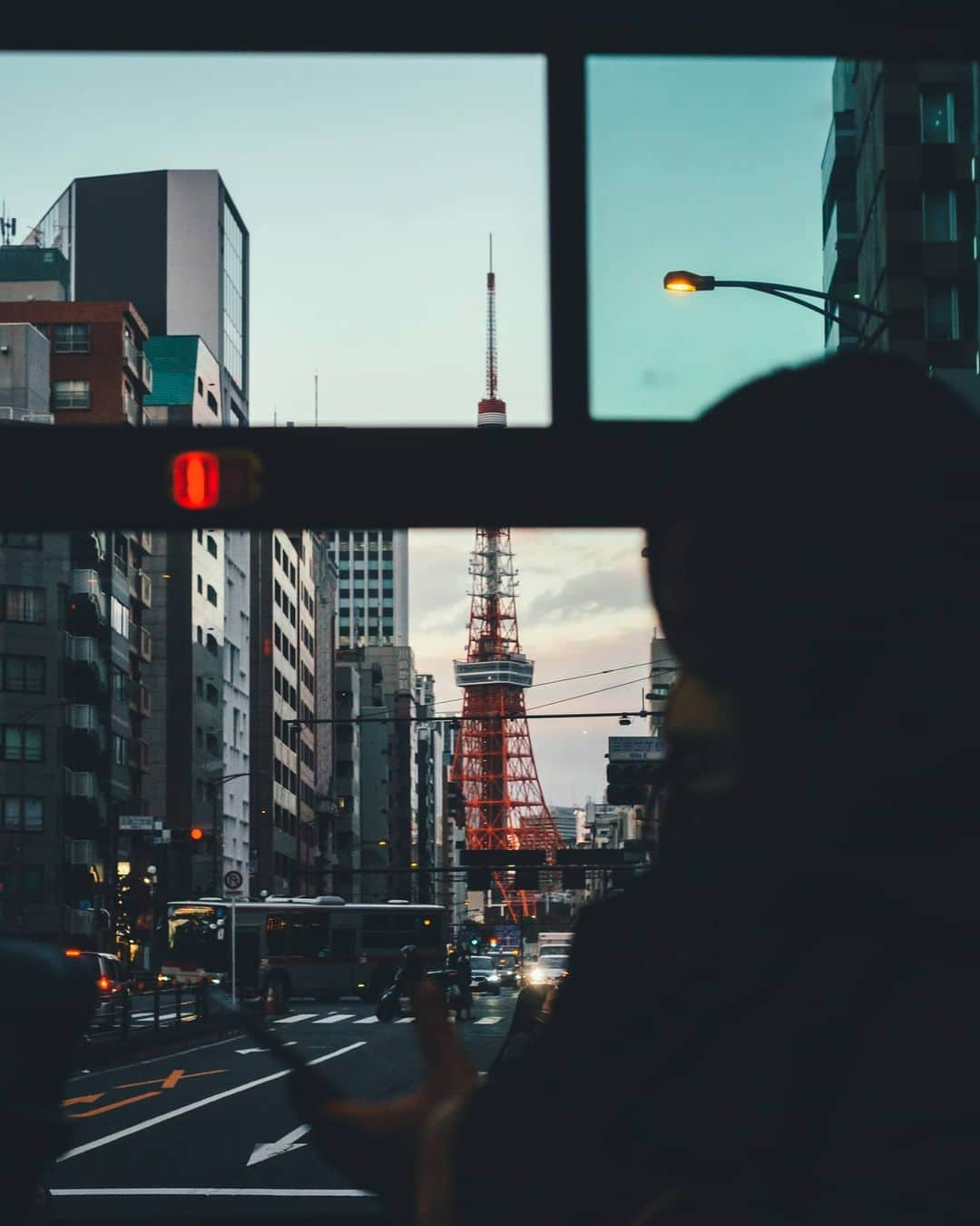 Takashi Yasuiさんのインスタグラム写真 - (Takashi YasuiInstagram)「Getting on the bus #tokyotoei @toeitransportation_official  引き続き、都営交通の撮影をしています。今回はバスがテーマ。ここぞと決めた場所に、なかなかうまく通ってくれなくて苦労した😂」12月10日 21時55分 - _tuck4