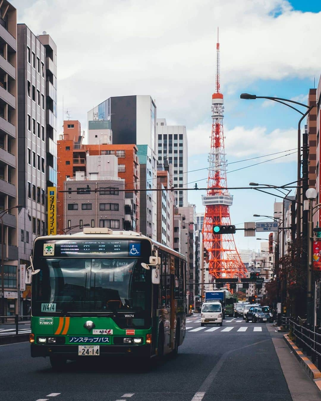 Takashi Yasuiさんのインスタグラム写真 - (Takashi YasuiInstagram)「Getting on the bus #tokyotoei @toeitransportation_official  引き続き、都営交通の撮影をしています。今回はバスがテーマ。ここぞと決めた場所に、なかなかうまく通ってくれなくて苦労した😂」12月10日 21時55分 - _tuck4