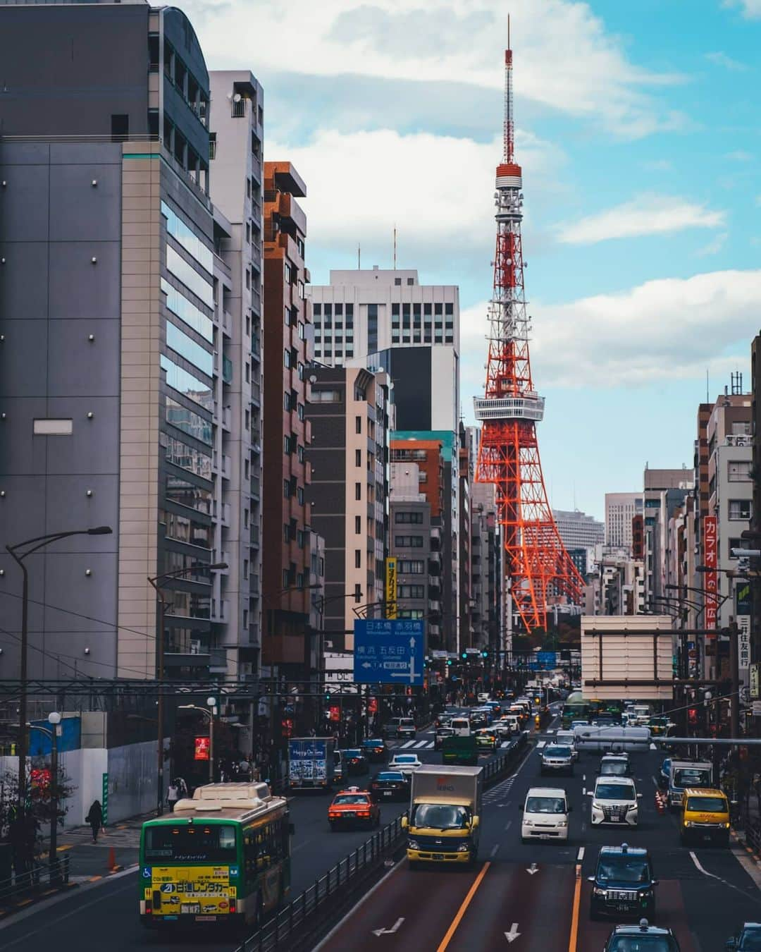 Takashi Yasuiさんのインスタグラム写真 - (Takashi YasuiInstagram)「Getting on the bus #tokyotoei @toeitransportation_official  引き続き、都営交通の撮影をしています。今回はバスがテーマ。ここぞと決めた場所に、なかなかうまく通ってくれなくて苦労した😂」12月10日 21時55分 - _tuck4