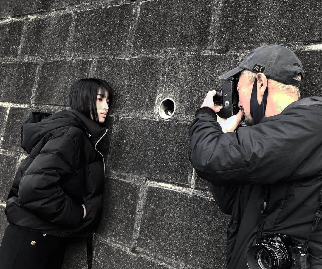 藤代冥砂さんのインスタグラム写真 - (藤代冥砂Instagram)「松本真央さんと散歩撮影。 19歳の大学生で、これから有望の女優さん。去年出会って、ようやく本日撮影。黒髪と黒の服が似合っていて、神秘的な魅力が印象的。 フィルムカメラは、アサヒペンタックスMX！この機械式カメラが昔から好きで。トライXを常時装填。  #松本真央　#pentaxmx #藤代冥砂」12月10日 21時56分 - meisafujishiro