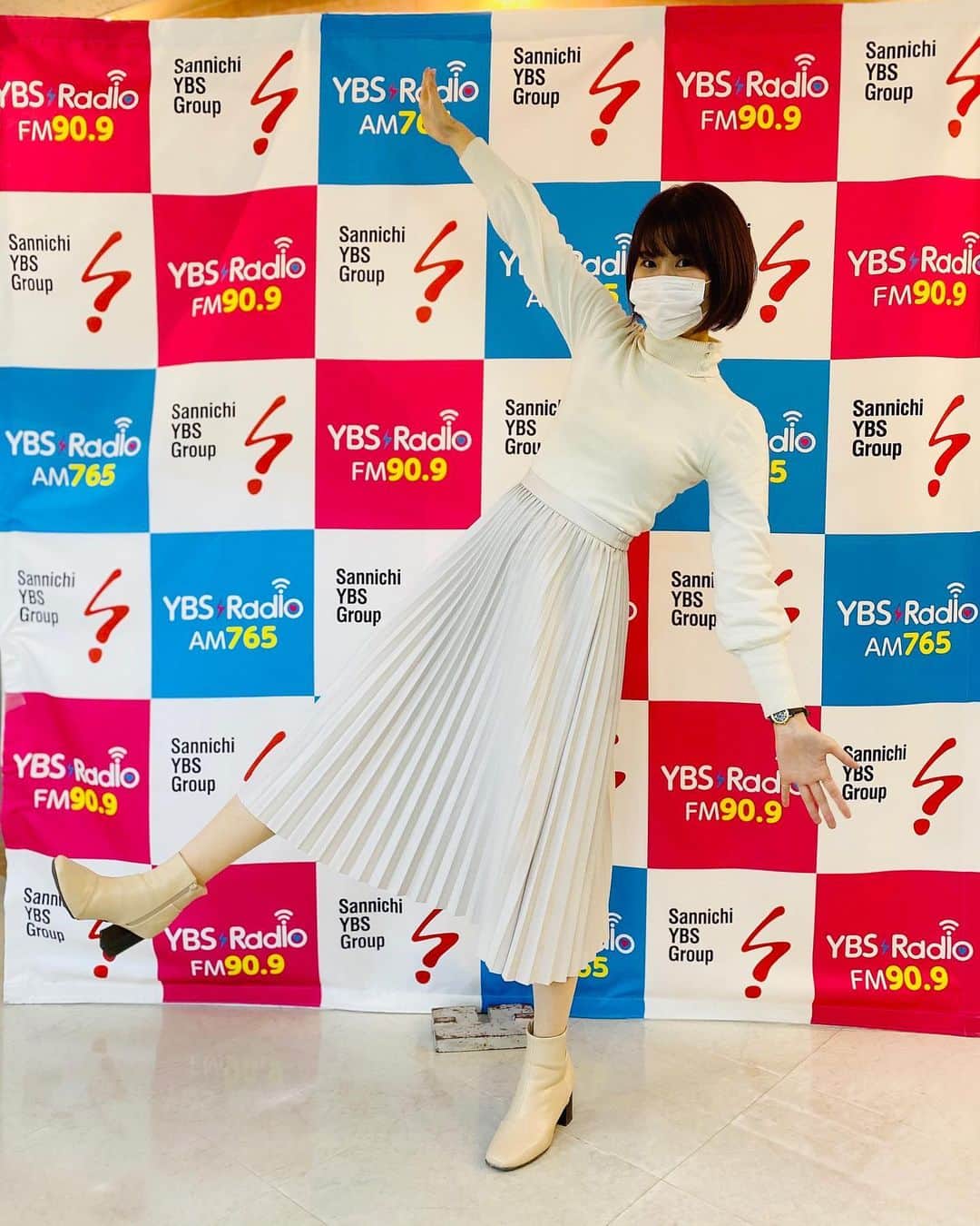 のインスタグラム：「今日はお気に入りのオフホワイトのブーツ👢✨  明日のラララ♪モーニングも聞いてくださいね！ 車は擦られるし、自転車のベルの上半分は誰かに取られるし、股関節は痛むしと色々踏んだり蹴ったりな最近ですが、 明日も元気に放送しますよー😂！！笑笑 笑って吹き飛ばせ✨ メール、ファックス、ツイートお待ちしてます✨  #白ブーツ #山梨県 #山梨 #yamanashi #甲府 #アナウンサー #ラジオパーソナリティ #ラジオパーソナリティー #ラジオ #radio #radiko #山梨放送 #ybsラジオ #小松千絵 #山梨スピリッツ #山梨スポーツ #スポーツ好き」