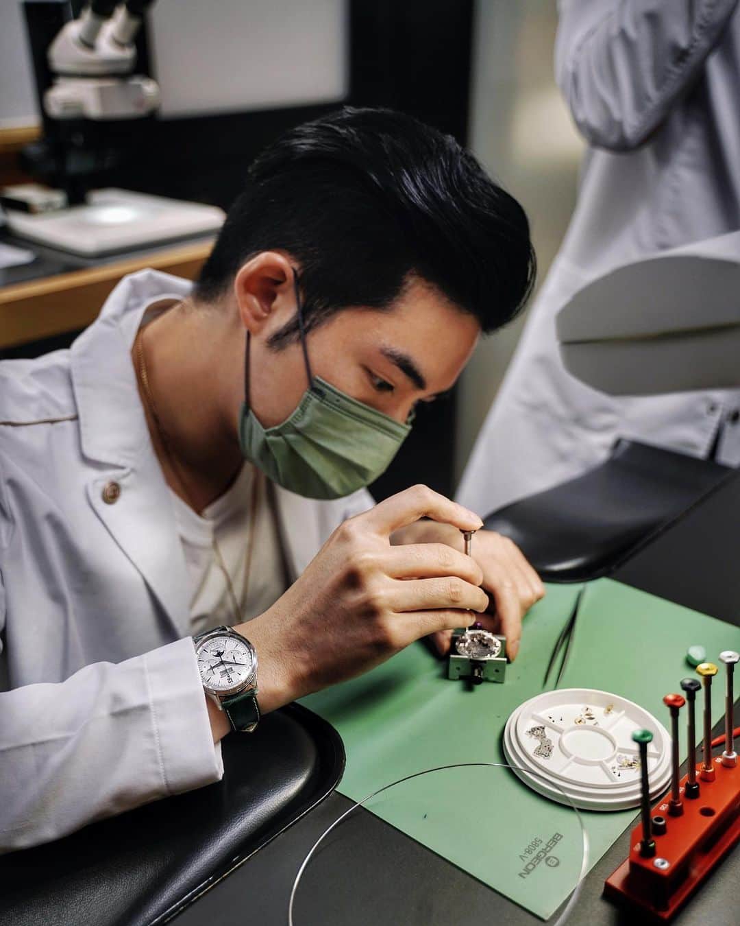 Christoffer Chengのインスタグラム：「Had a wonderful experience with Jaeger-LeCoultre and Mr Porter on a watchmaker Masterclass, where I get to dissemble and reassemble a JLC 770 Calibre until it moves again. Only until you can truly get to the heart of something before you can understand just how amazing and intricate everything inside a timepiece works, and I thought fixing teeth was a small enough working space!!  Now speaking of watches, time is the most valuable thing we have so it might be a good idea to treat yourself or your love one a luxurious piece!! Check out the amazing selections at Mr Porter 😍😍😍 Wearing: Master Control Chronograph Calendar   @mrportelive #MRPORTERLittleLuxuries #MRPORTERwatches @jaegerlecoultre #JaegerLeCoultre #homeoffinewatchmaking」