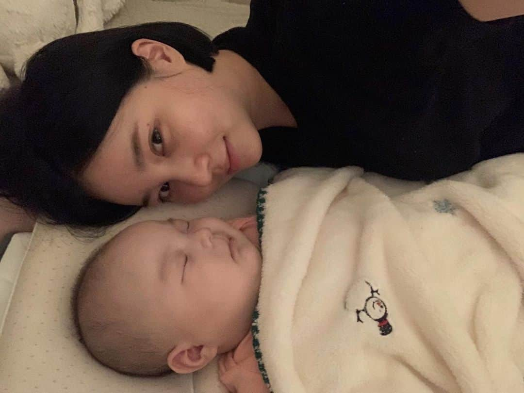 カン・ヘヨンさんのインスタグラム写真 - (カン・ヘヨンInstagram)「+142👶🏻💛  빼꼼이 너 그거 모르지? 빼꼼이 잘때 엄마가 볼 뽀뽀 백만스물한번한다 메롱😘 #엄마와아들 #너무사랑해 #뽀뽀뽀」12月10日 22時09分 - mangdoo_noona