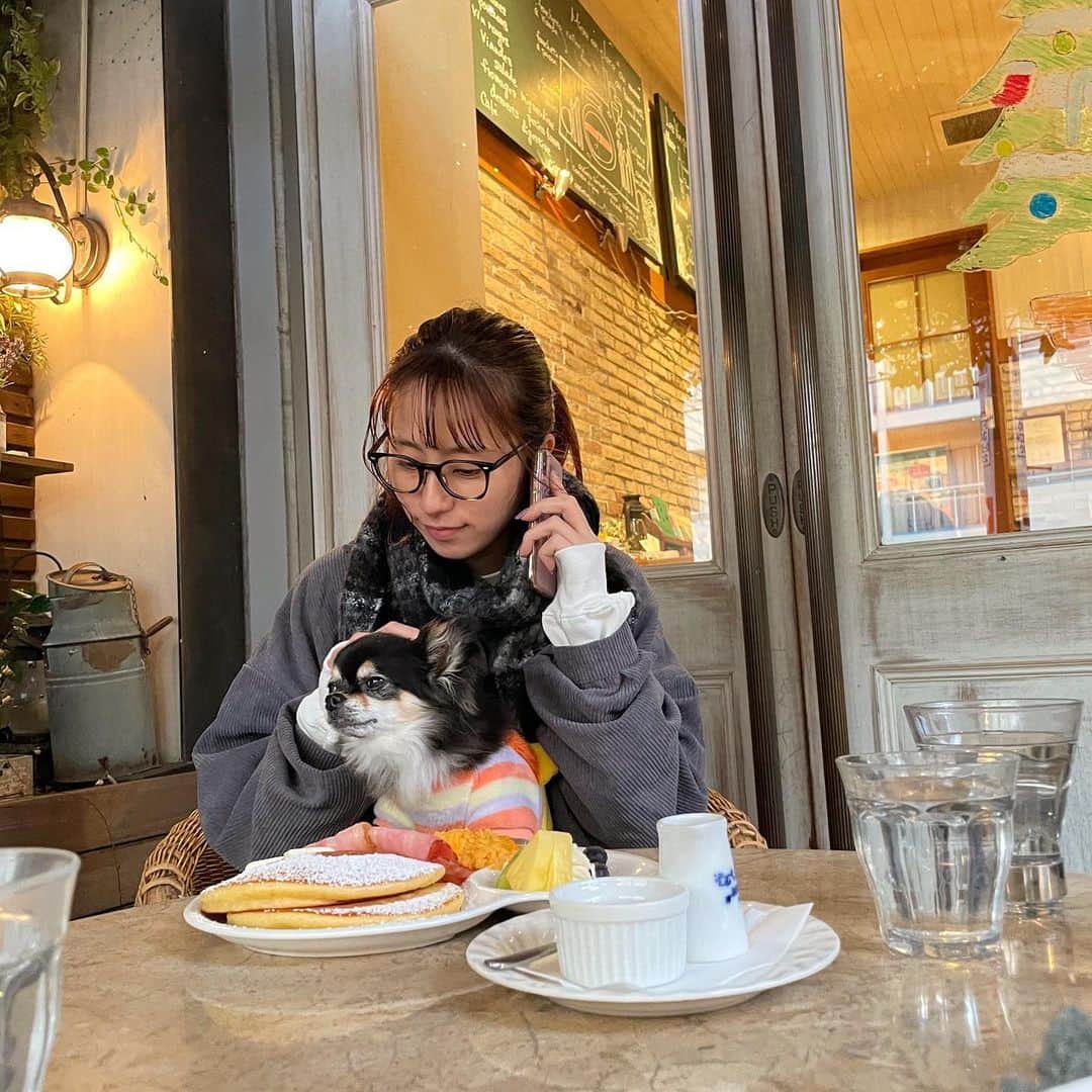 前田ゆうのインスタグラム：「今日はおやすみだったので びーたむつれてランチ🐰🤍 ふゆのテラスせきはさふいだけど一緒がうれしいぃ🐶💓 どすっぴんやから顔色わるすぎてさちうすそうやけど🤣笑  ブーツはお気に入りの🥰 いろいろさがしまくってえらんでよかったぁー😃✌️ しかも　@michi_oomori_official 先輩のブランドなんだよ🥰形もかわいくてはきやすいねん😆」