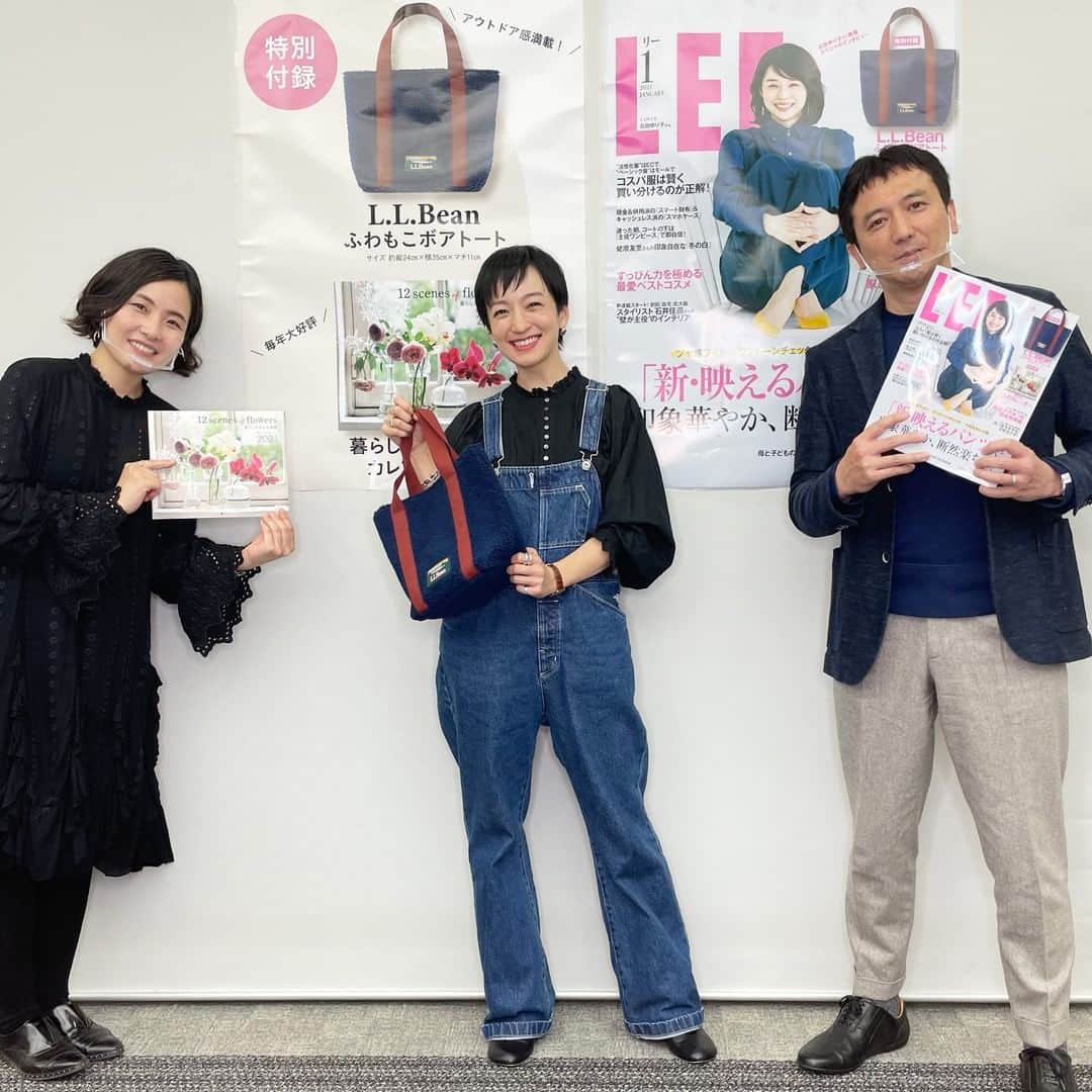 のインスタグラム：「高山都さんをお招きしてのインスタライブ、いかがでしたか〜？  リアルタイムでご覧になれなかった方、 アーカイブでぜひチェックしてみてください😘  私物の素敵なエプロン、 アンティークのお皿、花器、 そして本日の私服や、 最近食べて笑顔になれたもの、 春のお買い物まで！ た〜くさん語っていただきました！🥰  そして！　LEE1月号！　大大大好評発売中です！  高山さんにお持ちいただいている 「L.L.Bean ふわもこボアトート」＆  編集マロミ（左）が持っている 「暮らしを彩る花風景カレンダー2021」の  豪華2大付録つきですよ〜✨  LEE公式通販LEEマルシェ @leemarche で購入すると、 お買い物の送料が無料になりますので、こちらでもぜひ！  #magazinelee #LEEweb #高山都 さん #雑誌付録 #LEE1月号 #llbean #llbeanトート」