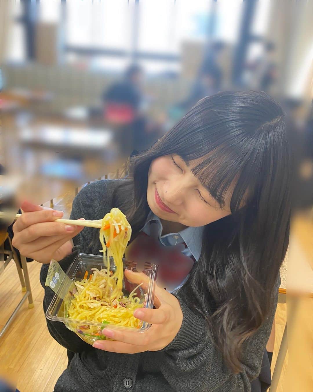 宮丸くるみのインスタグラム：「😋🤍  ・ ・ ・  #リリバリ #lilyofthevalley #アイドル #idol #jk #17歳 #高校生 #ぱっつん前髪 #黒髪 #ヘアアレンジ #巻き髪 #ロングヘア #お弁当 #昼休み」