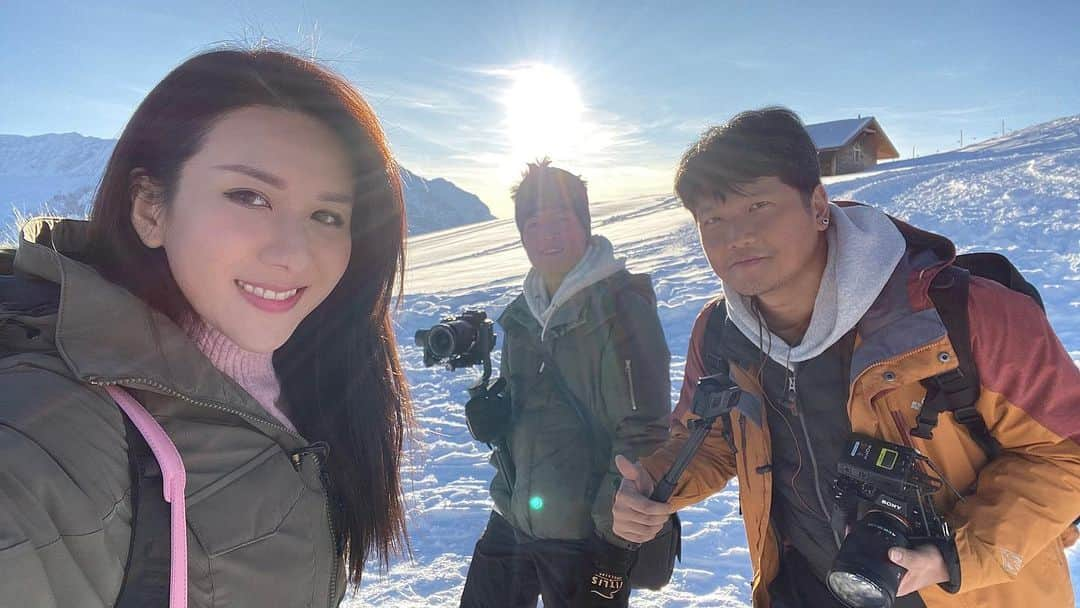 Chloe Yuenのインスタグラム：「當日玩個個飛落山嘅first glider #firstglider#grindelwaldfirstglider  我真係驚到喊咗出嚟 🥶 但係玩完之後又覺得好正喎 🙊  想知道發生咩事... 記得繼續睇 #駕到去歐洲 #J2#8:30#mycrew #oneteamonegoal #missioncompleted✅  #grindelwald#switzerlandwonderland」