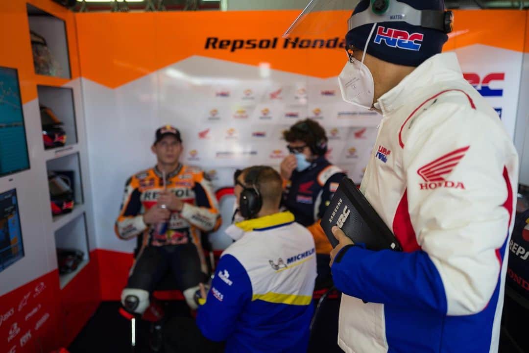 レプソル・ホンダのインスタグラム：「We need some app recommendations for the off-season 👇  (Yes, we already have the MotoGP Timing app for our @samsungespana Galaxy Tab👀)」
