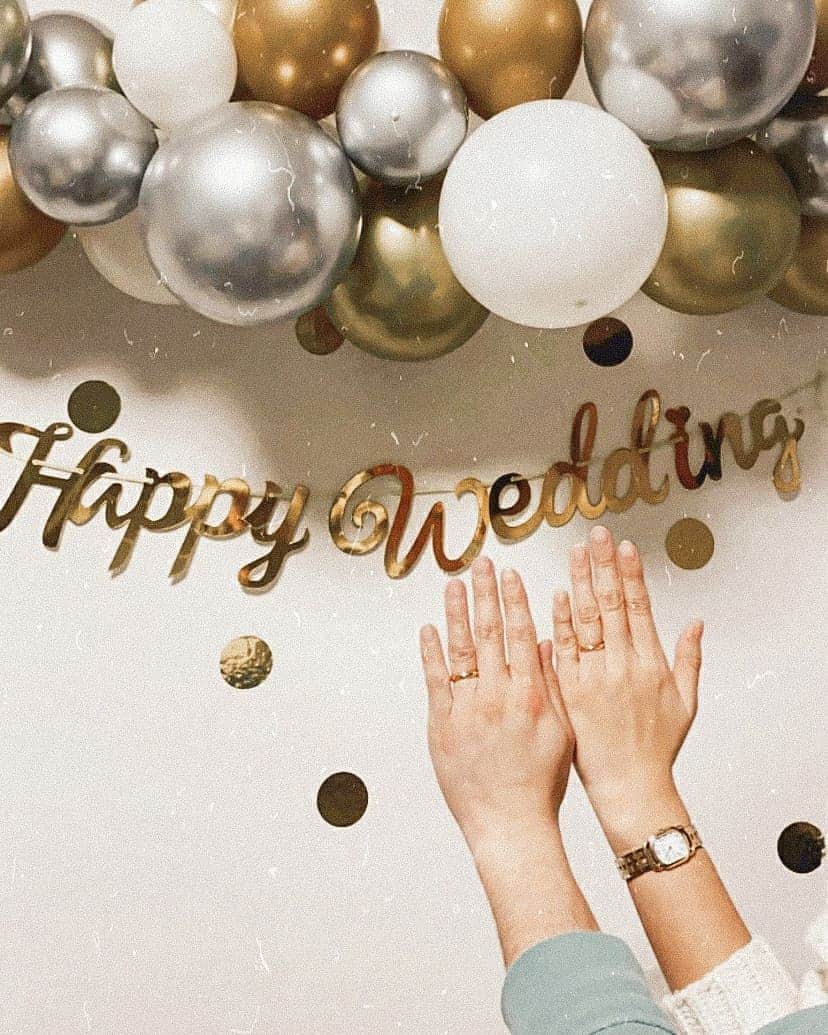 RISAのインスタグラム：「. 12.10 本日入籍しました💍✨  8月にプロポーズされて入籍日を決めて まだ先だな～なんて思っていたけど 同棲を初めて毎日たのしくてあっという間に入籍に🥺💖  この先ずっとノブと同じ時間を過ごして 毎日たくさん笑いあって幸せな家庭を作っていきたい😌  これからも末永くよろしくね♡のぶお🤭  そしてゆいかカップルがお祝いしてくれてこんなにかわいい飾り付けやケーキとお花に結婚祝いまでくれた😭💕  当日に大好きな2人にお祝いして貰えて本当に幸せ💗ありがとう🤍  #結婚#入籍 #cartier」