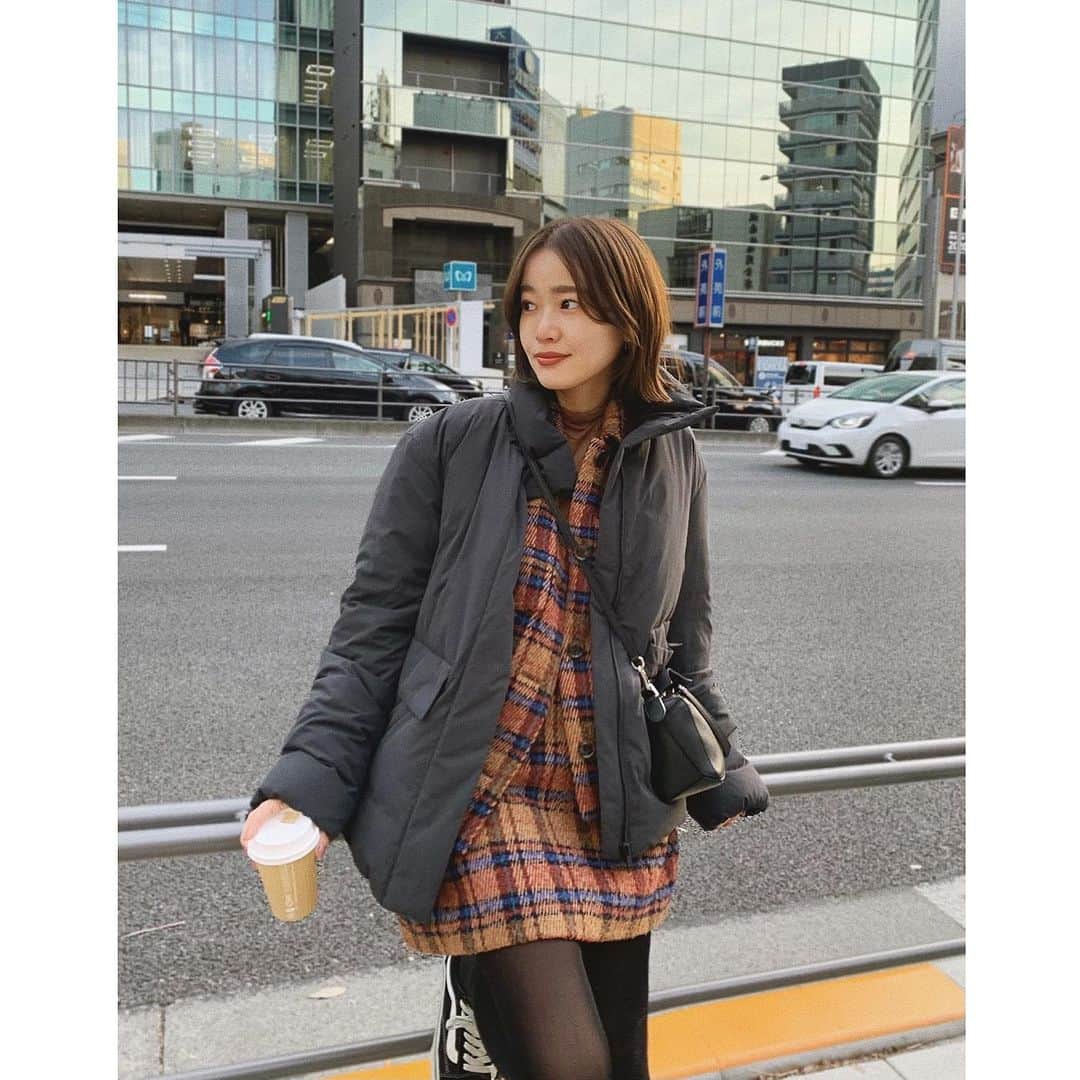 猪鼻ちひろのインスタグラム：「🖤 イメチェンしてドキドキしていたから みんなからのコメントが嬉しい🥲❣️ 全部返すので待っててね〜！  全身のお洋服はこんな感じでした。 おニューの @cosstores_jp のダウンがお気に入り！ くすんだ黒がお洒落で、とにかく軽くてあったかくて、、既にヘビロテ。サイズは32にしました♡ その他のも全部タグ付けしたけれど、去年のものです🥺 #ちひろのお洋服」