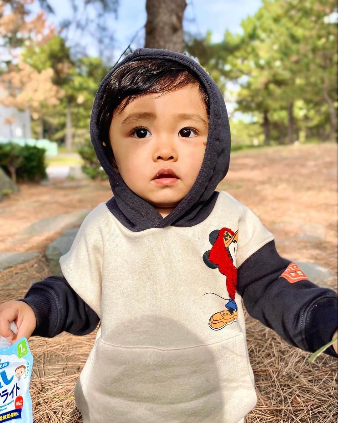 のインスタグラム：「1歳4ヶ月になった👦🏻♥️ はやいはやい←最近それしか言うてない。 今年ももう終わるしクリスマスは何しようかな🎄  来週はディズニーいけるといいなぁ😊🎶 ランドは中学の修学旅行ぶり。笑  #1歳#1歳4ヶ月#男の子ベビー #パーカーもう着せてしまった #ディズニーやっとチケットとれた #11月から頑張ってた」