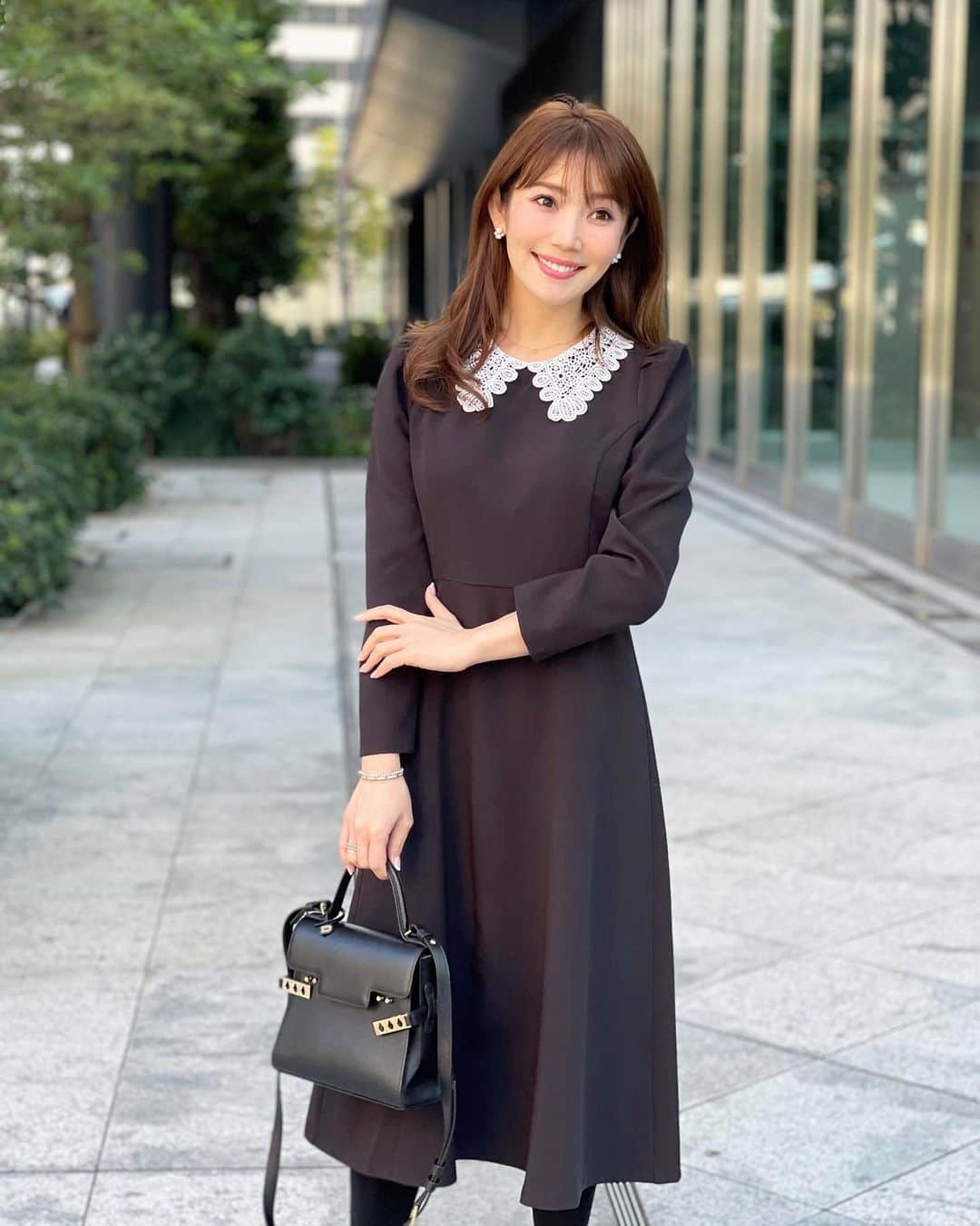 吉田美紀さんのインスタグラム写真 - (吉田美紀Instagram)「. . お仕事style♡ Aラインのワンピースは襟の取り外しが自由で 色んな着まわしもできます♡✳︎ ・ こちらはブラック。 black/navy 2色展開です！ ・ #onepiece #coordinate #outfit #ootd #fashion #look #style #instagood #instafashion #onepiece #白襟 #レース襟 #ワンピース #コーディネート #ファッション #ワンピース #ママコーデ #ママコーディネート #ママファッション」12月10日 22時16分 - miki__yoshida