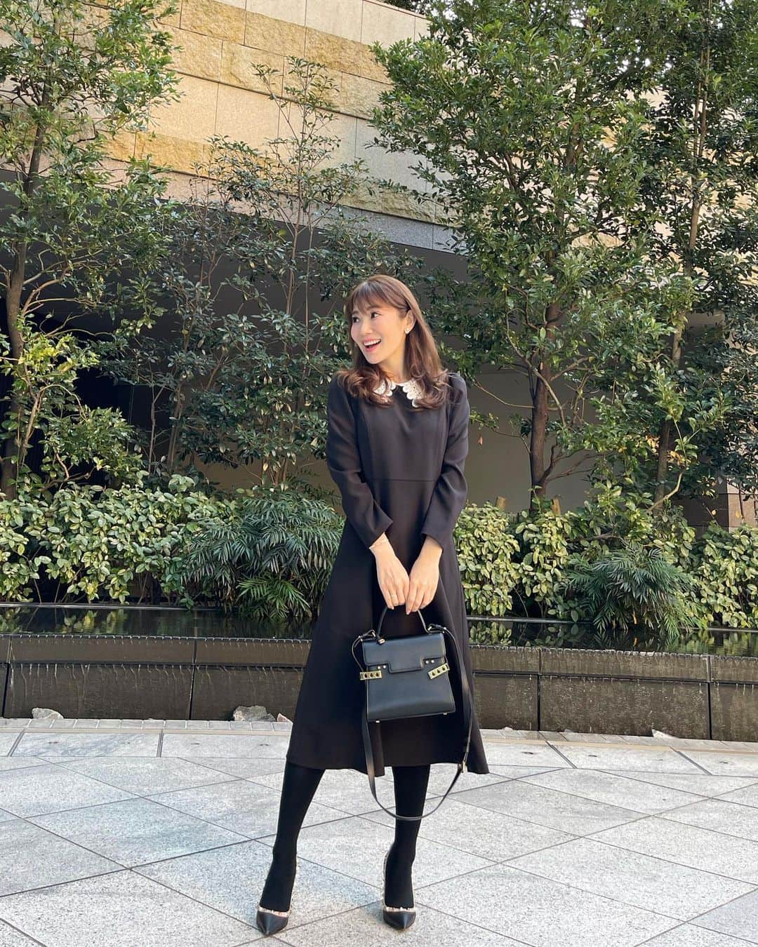 吉田美紀さんのインスタグラム写真 - (吉田美紀Instagram)「. . お仕事style♡ Aラインのワンピースは襟の取り外しが自由で 色んな着まわしもできます♡✳︎ ・ こちらはブラック。 black/navy 2色展開です！ ・ #onepiece #coordinate #outfit #ootd #fashion #look #style #instagood #instafashion #onepiece #白襟 #レース襟 #ワンピース #コーディネート #ファッション #ワンピース #ママコーデ #ママコーディネート #ママファッション」12月10日 22時16分 - miki__yoshida