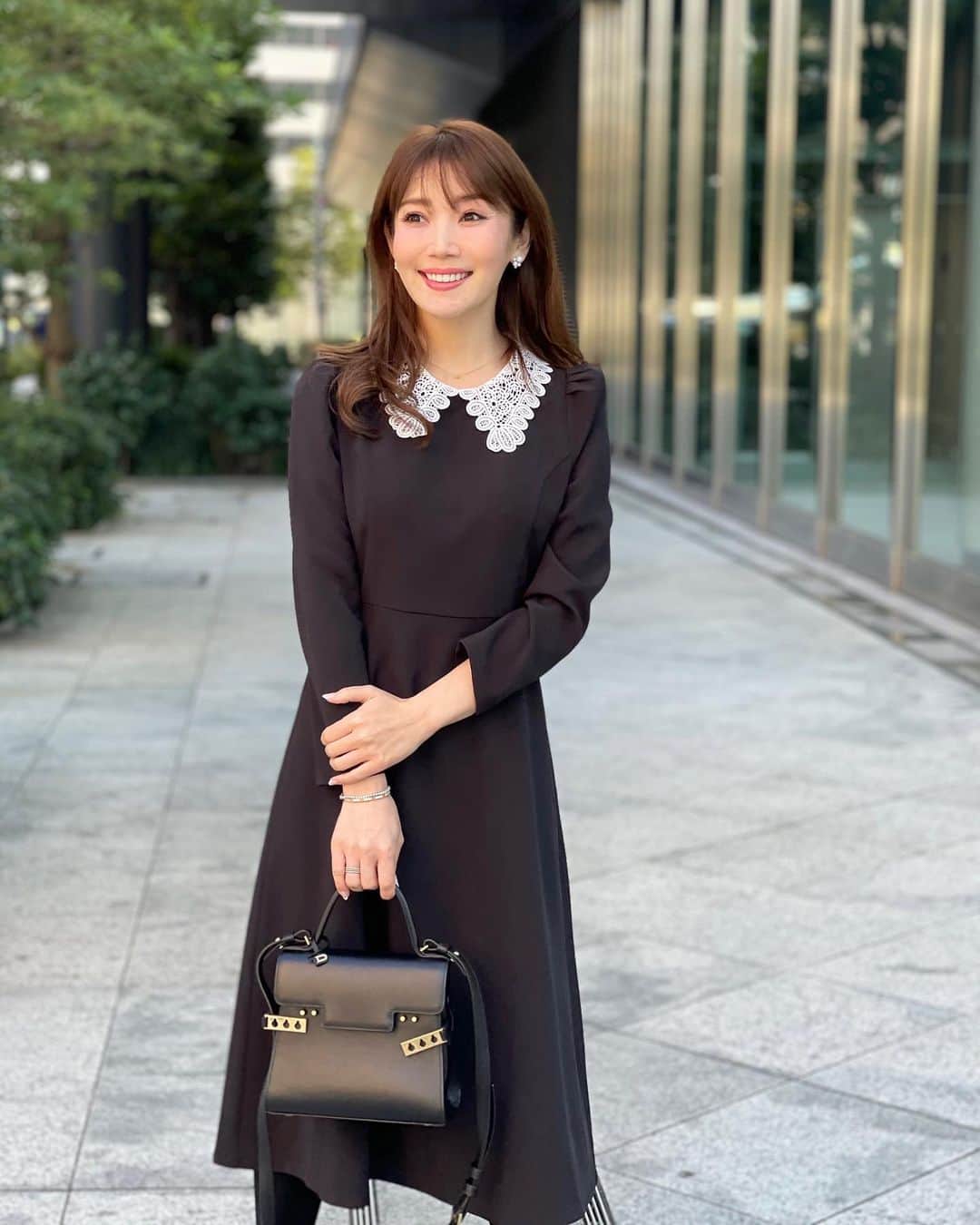 吉田美紀さんのインスタグラム写真 - (吉田美紀Instagram)「. . お仕事style♡ Aラインのワンピースは襟の取り外しが自由で 色んな着まわしもできます♡✳︎ ・ こちらはブラック。 black/navy 2色展開です！ ・ #onepiece #coordinate #outfit #ootd #fashion #look #style #instagood #instafashion #onepiece #白襟 #レース襟 #ワンピース #コーディネート #ファッション #ワンピース #ママコーデ #ママコーディネート #ママファッション」12月10日 22時16分 - miki__yoshida