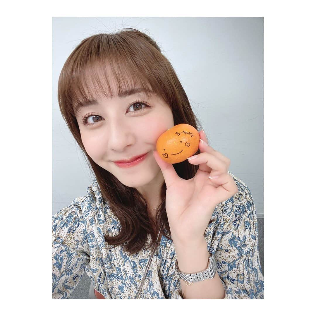 斎藤ちはるさんのインスタグラム写真 - (斎藤ちはるInstagram)「同期の下村に貰いました🍊 . にこちゃんマークみかん☺️☺️ . . #ロッカー #開けたら #入ってた #ちーちゃんへ #って書いてある #愛おしい #嬉しい #そして #凄く甘かった #元気 出ました #彩里 #ありがとう  #🥰 . . #下村彩里 @sairi.shimomura_ex  #斎藤ちはる#テレビ朝日アナウンサー#テレビ朝日#テレ朝#アナウンサー#にこちゃん#にこにこ#マーク#ニコニコ#みかん#甘い#プレゼント#🍊」12月10日 22時16分 - chiharu_saito_ex