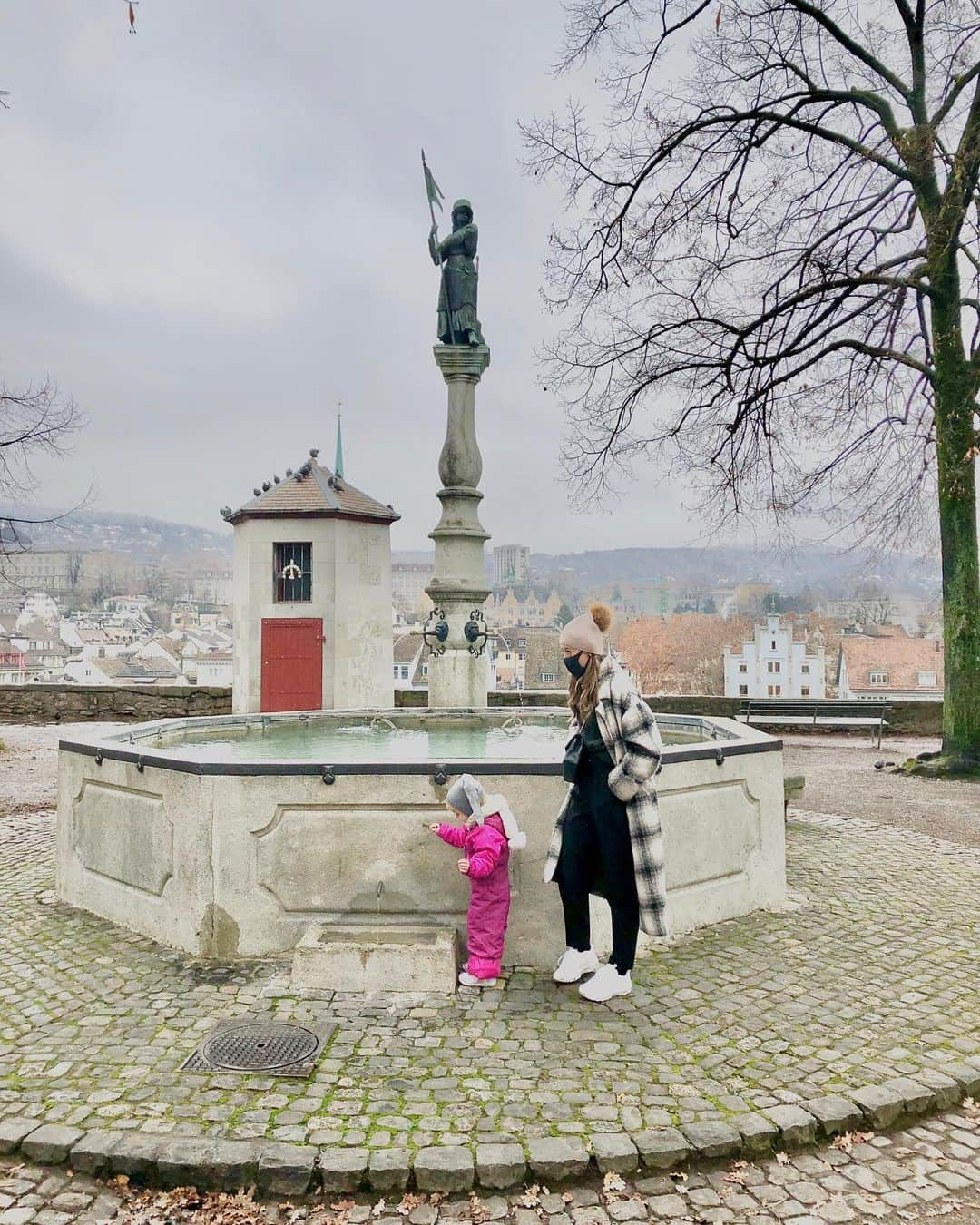 太田エイミーさんのインスタグラム写真 - (太田エイミーInstagram)「“Crash Landing On You” 「愛の不時着 」Opening scene shot here in Lindenhof, Zürich!  Not quite the same weather/season but was still worth it. Thanks for making a dream come true @clercfabien let’s come back again in the summer and rewatch the entire drama please 🤗 . . . . . #crashlandingonyou #crashlanding #愛の不時着　#switzerland #inlovewithswitzerland #myswitzerland #myzurich @visitzurich」12月10日 22時22分 - amyota