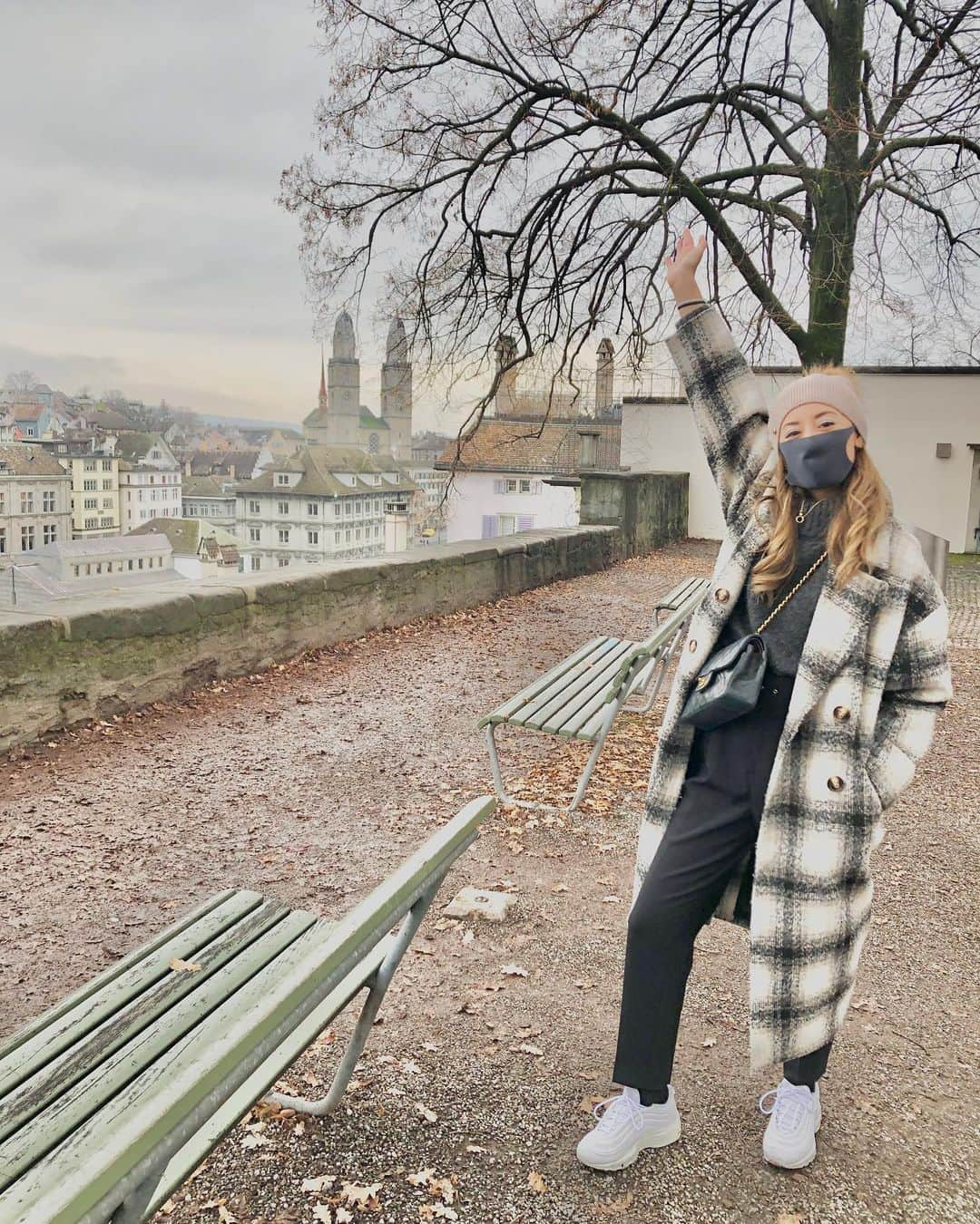 太田エイミーさんのインスタグラム写真 - (太田エイミーInstagram)「“Crash Landing On You” 「愛の不時着 」Opening scene shot here in Lindenhof, Zürich!  Not quite the same weather/season but was still worth it. Thanks for making a dream come true @clercfabien let’s come back again in the summer and rewatch the entire drama please 🤗 . . . . . #crashlandingonyou #crashlanding #愛の不時着　#switzerland #inlovewithswitzerland #myswitzerland #myzurich @visitzurich」12月10日 22時22分 - amyota