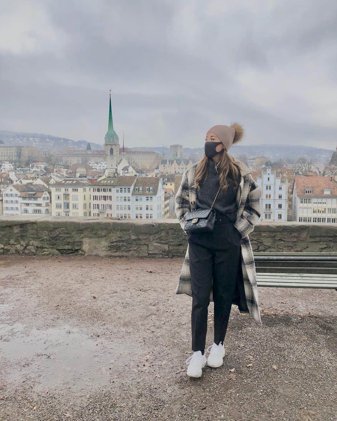 太田エイミーのインスタグラム：「“Crash Landing On You” 「愛の不時着 」Opening scene shot here in Lindenhof, Zürich!  Not quite the same weather/season but was still worth it. Thanks for making a dream come true @clercfabien let’s come back again in the summer and rewatch the entire drama please 🤗 . . . . . #crashlandingonyou #crashlanding #愛の不時着　#switzerland #inlovewithswitzerland #myswitzerland #myzurich @visitzurich」