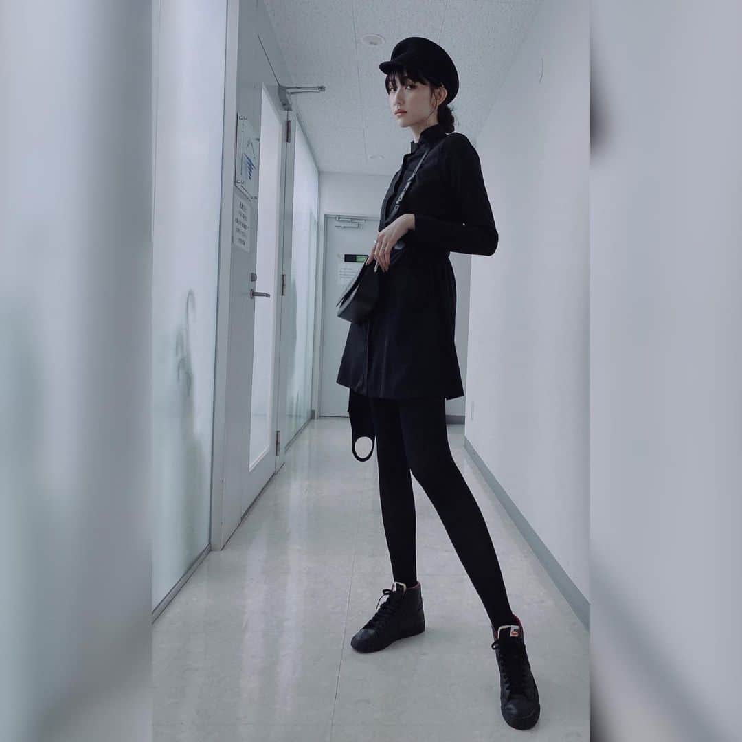 黒田瑞貴のインスタグラム：「まっくろ〜 #nike #prada #ootd #ootdfashion #onepiece #ca4la」