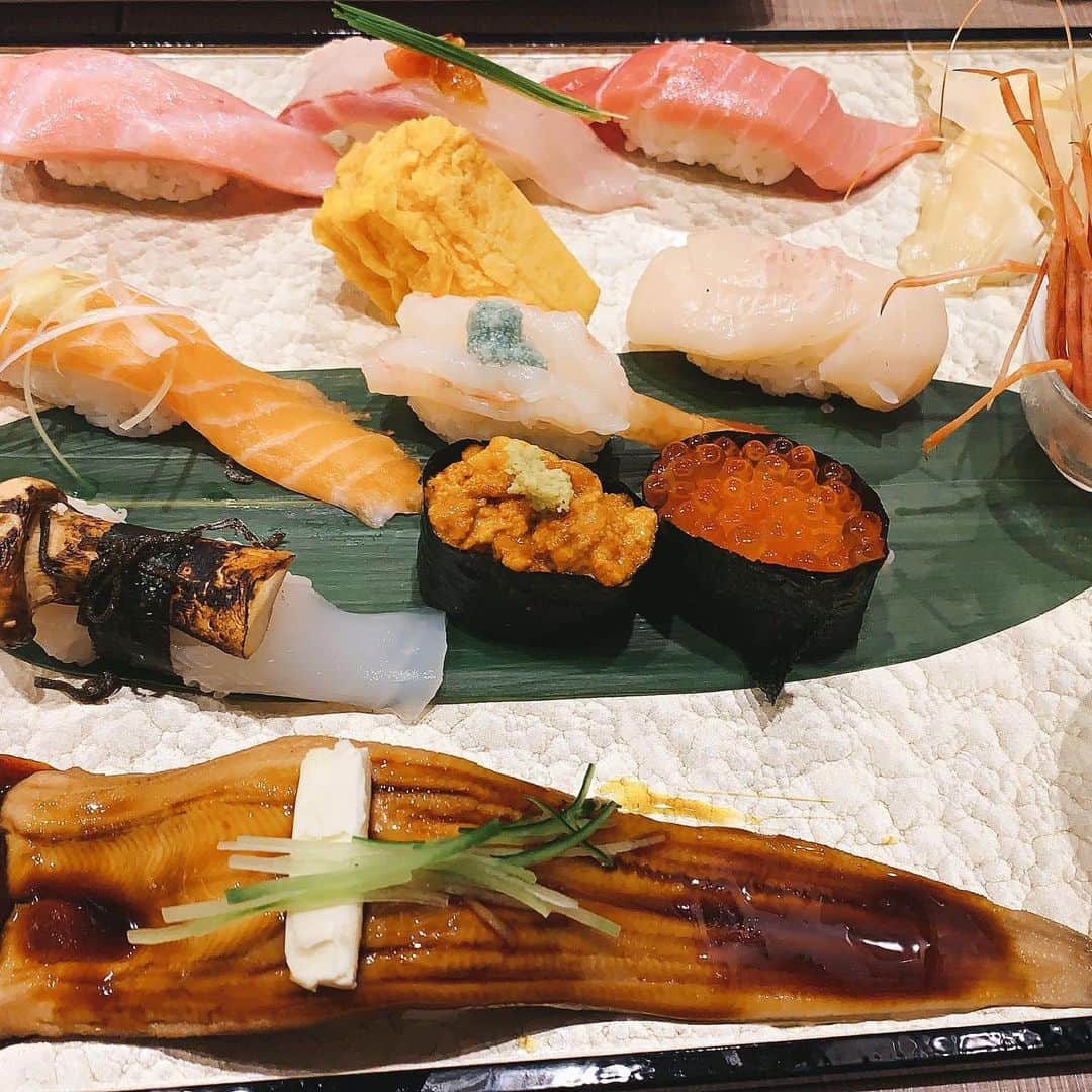 AIMIさんのインスタグラム写真 - (AIMIInstagram)「おすしですし🤤🤤🤤 ❤︎ ❤︎ ずぅーっと、ずぅーっと、食べたかったんだ🍣 すこし前に念願の贅沢お寿司ランチしてきました♪ 大好物の海の幸は雲丹、いくら、ほたて、 そしてAIMIと言ったら•• えび🦐💗　  こっちに帰ってきたら、これ以上食べきれません！ ってくらい食べよう！って決めてたんだ♫  食欲の秋&冬✌️  お寿司大好きですし‼️  ちゃんちゃんっ  ps.東京の人混みにまだ慣れません😇  #AIMI#singersongwriter#贅沢ランチ#東京#渋谷グルメ#寿司#食欲の秋」12月10日 22時36分 - my_name_is_aimi