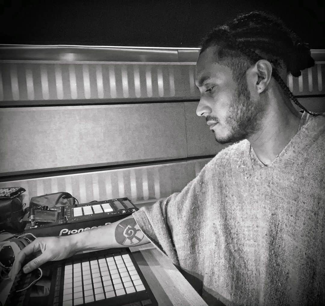 サネリー・ジェームズのインスタグラム：「The prospect is clearer then ever. Keep the energy high and follow your gut feeling ;) 🖤」