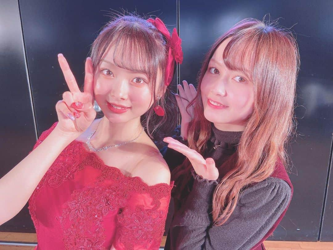 大川莉央のインスタグラム：「﻿ まきちゃんの卒業公演を観てきたよ🥺🌸﻿ 世界で一番可愛くて、一番綺麗で、一番キラキラしてた！﻿ とっても素敵な卒業公演でした❤️﻿ ﻿ この世界に入った時からずっと一緒にいるまきちゃん、﻿ まきちゃんと同期で本当に良かったって毎日思ってます！﻿ 思い出いっぱい☺️﻿ ﻿ 最後にファーストラビット歌ってるまきちゃんをみてたら﻿ 仮研究生の時のこととか、2人で合格することが発表された日のこととか、初めてステージに立った日のこととか﻿ 色々思い出してうるうるしちゃいました😢﻿ もし見送る側の立場だったら耐えられなかったから先に卒業してて良かった〜って思ったよ🥺笑﻿ ﻿ 私にとっては唯一、ずっと同じ景色をみてきたのがまきちゃんで﻿ 一緒のチームになれたのは一度だけだったけど、それまでも、私が卒業したあとも、気持ちはずっとまきちゃんの隣にいました☺️﻿ そんな大切な存在であるまきちゃんのAKB48としての最後の姿を直接見ることができて、本当に嬉しかったです！﻿ この先のまきちゃんの活躍もとっても楽しみ✨﻿ これからもずーっと一緒！だいすき！」