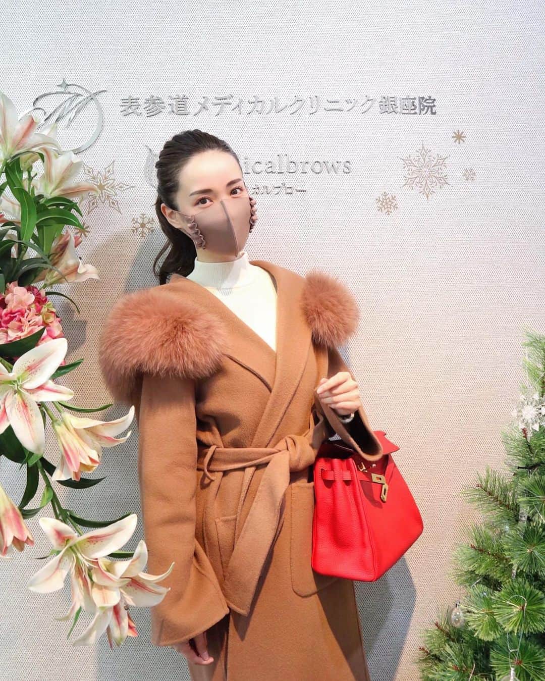 瀬戸早妃のインスタグラム：「すっぴん顔を劇的に変えてくれた @medicalbrows_ginza さんにて ずっと楽しみにしていた、最新美肌マシンの #ポテンツァ を受けてきました❤️ . 同じくお肌に針を刺していく施術のダーマペンよりも赤みなどのダウンタイムが短く（ラジオ派で針の先端から止血が出来るため）、早い人だと当日もう赤みが引いて長くても2〜3日とのこと🤔✨ . 何種類か選べる中から、右頬のニキビ跡がクレーターになってしまった部分の改善に効果が期待できる【#マックーム 】というモードでお願いしました✨ . お肌の上を何往復も続けて打ってくださるので、痛みは正直ダーマペンよりやや強めですが、その分効果の期待大❣️ ほとんどの美肌の治療って痛みが多少なりとも伴うものですが、綺麗になりたい思いの方が痛みより強いので問題ありませんでした😂♫ . 美容業界でも大注目のポテンツァ、1ヶ月後くらいに効果がみえてくるみたいなので、引き続きまたレポートしますね❤️😊 @dr_ejima 先生、どうもありがとうございました♪ . すっぴん顔を変えてくれたのは 眉アート／中川さん @medicalbrows_nakagawa  ヘアライン／田中さん @medicalbrows_s_tanaka  . 美肌相談／鈴木さん @minias_8  . special thanks💕 #メディカルブロー #メディカルブロー銀座院 #medicalbrows #potenza #美肌 #美肌治療 #ニキビ跡 #ニキビ跡治療 #クレーター #クレーター治療 #skincare #beautifulskin #眉アート #アートメイク #ヘアライン #artmakeup #すっぴん肌 #すっぴん肌を美しく」