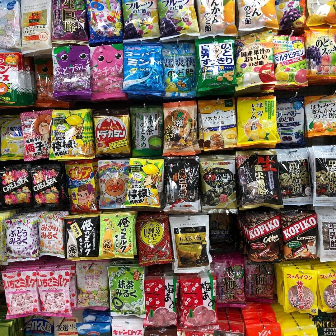 小山夏希のインスタグラム：「何で100均塩あめおいてないのよ⸜( ‵_′ )⸝ 夏じゃないからかなぁ ホットヨガ後に舐めるの楽しみなんになぁ」