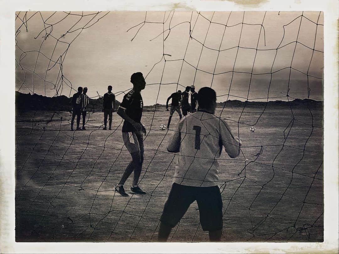 ベン・ワッツさんのインスタグラム写真 - (ベン・ワッツInstagram)「Tbt .... not [coupleyears)  so long ago had the pleasure of traveling to Morocco 🇲🇦 ..wiv the @swimsuitsforall team on the way back from location scout the sun was setting and these youths were enjoying themselves playing football ..... what an awesome location to enjoy the beautiful game .  #football #marocco #youth #sunset #shotoniphone #benwatts #shhhhh」12月10日 22時36分 - wattsupphoto