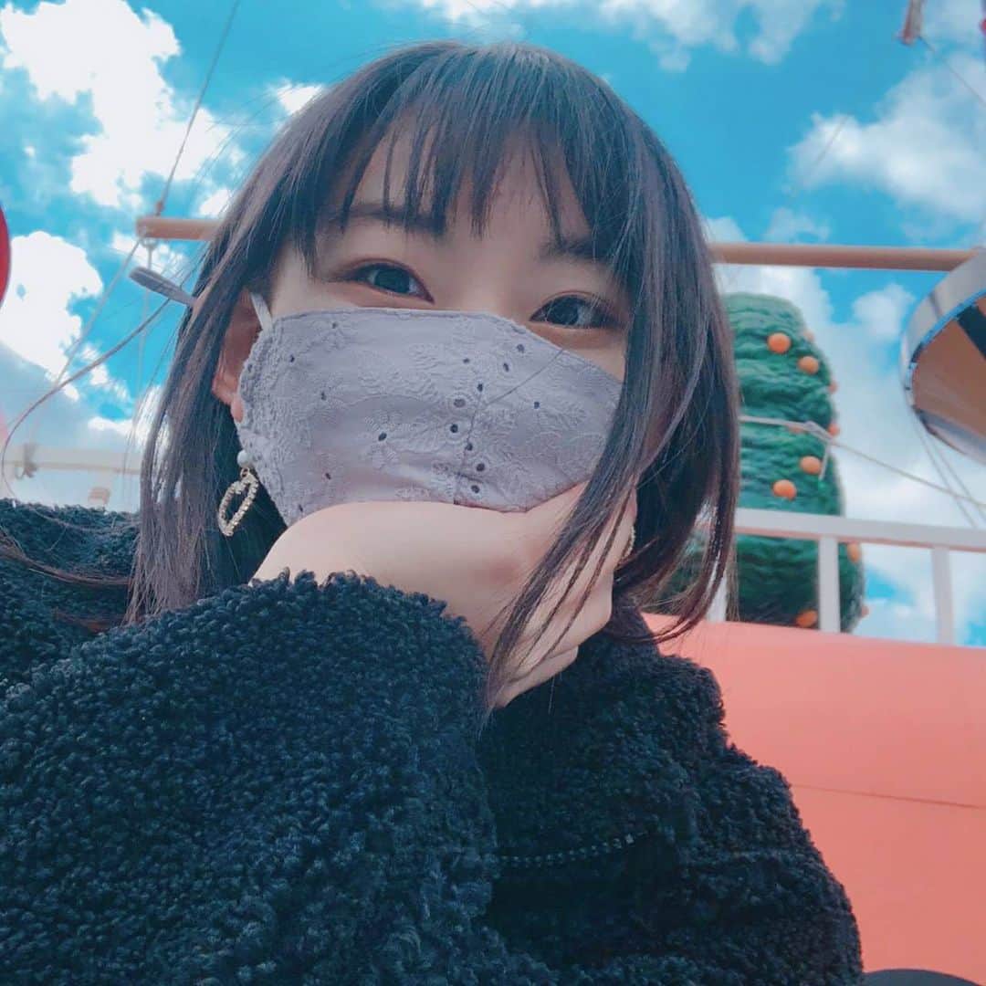 のインスタグラム：「💚@negishikaren_official 【 #蓮質問 】のコーナー🍢 ※ ※ 💭「実はれんれんの呼び方が未だに自分の中でカチッと決まってないので、根岸、ねぎ神、ネギネギ、れんれん、可蓮…(ｲｹﾎﾞ)の中から1つ呼ばれて1番嬉しいやつ選んでください」 ※ 💚なんでも嬉しいよ😂 本当に好きな呼び方で大丈夫です☺️ 結構苗字、気に入ってるので ねぎ神とかネギネギも嬉しい😁 ちなみに自分で気に入ってるのは ねぎちゃん(ｲｹﾎﾞ)…？？？？？ ※ ※ 💭「誕生日プレゼントは届きましたか？」 ※ 💚大阪に届いたので今日から見させていただいてまーす。🙌 一つ一つプレゼント開けるのワクワクドキドキ🥰 大きなアルバム 沢山のメッセージめちゃくちゃ嬉しいです😭✨ みなさん本当にありがとうございます！！！ ※ ※ 💭「テストが終わりました！褒めてください！」 ※ 💚お疲れ様です！！！！🥰 質問してくれてるのが先月なので遅くなっちゃいました😭 ごめんね…💦 テスト大変だけど かれんはテスト期間好きだったなぁ😁 でもテスト時代は戻ってこなくていいー😂 ※ ※ 💭「IDOLiSH7みてますか？」 ※ 💚あ、あ、アイナナ観てない…😭 アイナナ、うたプリ、あんさんぶる、エースリー、など、、、 アイドル育成系のアニメ化がみれてなくて😭 話せなくてごめんね😢 これオススメー！とかあるかなー？☺️✨ やっぱりアイナナかなー？🥰 ※ ※ 💭「まほやくやってますか！！」 ※ 💚やってないです😭 実はスマホの容量が足りなくて これ以上アプリが入らないんです😰 スマホアプリは今のところ プリコネ、モンスト、プロセカ、原神、ガルパ、ごとぱず やってます😋 ゲーム好きだから増やしたいけど 入ってくれない😭💦 ※ ※ 💭「最近、脱ツインテールしてないからドンドン綺麗になるけれど…なにかあったの？」 ※ 💚今の自分の顔に合う髪型を探してます🥰 ツインテではないけど ハーフツインが最近のブーム😏 家族からはもっと短い方がと☺️ かれんもショートにしてみたい😁 ※ ※ 💭「れおんくん元気にゃ？」 ※ 💚れおんくん、心臓が弱くて2年前にお空に旅立ちました 今もお空から見てくれてるかな〜🥰 きっと元気だと思います😁🐈 ※ ※ ※ これにて質問返し終了となります☺️ 先月の投稿だけど 沢山コメント本当にありがとうございます😍 やっぱり20歳になったからお酒の質問が多かったな〜😂 めっちゃ楽しかった🙌 ※ ※ ※ 24:00〜📻 ねぎすかよろしくお願いします🍀 今夜は伊藤美来さんがゲストです🥺💞 やばい、やばい！めっちゃ楽しみ😭✨ ぜひ聴いてください！🥰 ※ ※ ※ 😭写真のイヤリングの片方落とした⤵️ショックだよ ※ ※ ※ #たこやきレインボー #たこ虹 #tacoyakirainbow #taconiji #根岸可蓮 #れんれん #Renstagram #followme #instagood #れんれんドキドキでーす」