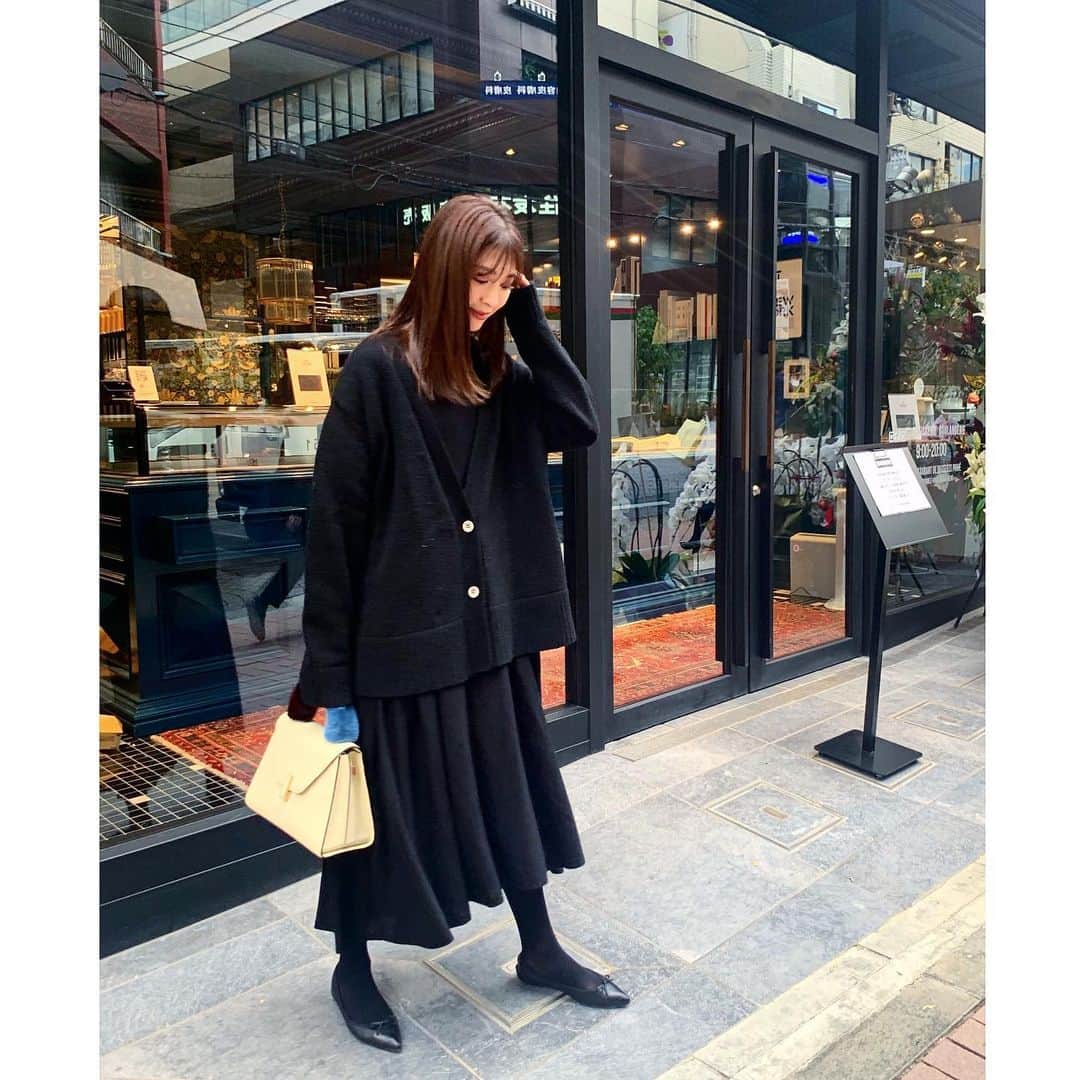 西山真以のインスタグラム：「* 暖かい日で車移動だったので、ニットワンピに厚手のカーディガンを羽織れば十分だった先日。 暖冬ですね☀️❄️  knitonepiece : @curensology  cardigan : @blanc_official.jp  bag : @valextra  shoes : @atelier_brugge   ちなみにこのフラットシューズ、フワフワで何時間履いても全く疲れずまるで素足のような感覚✨ 旅などにも持っていきたい心地良さです❤️  #ootd」