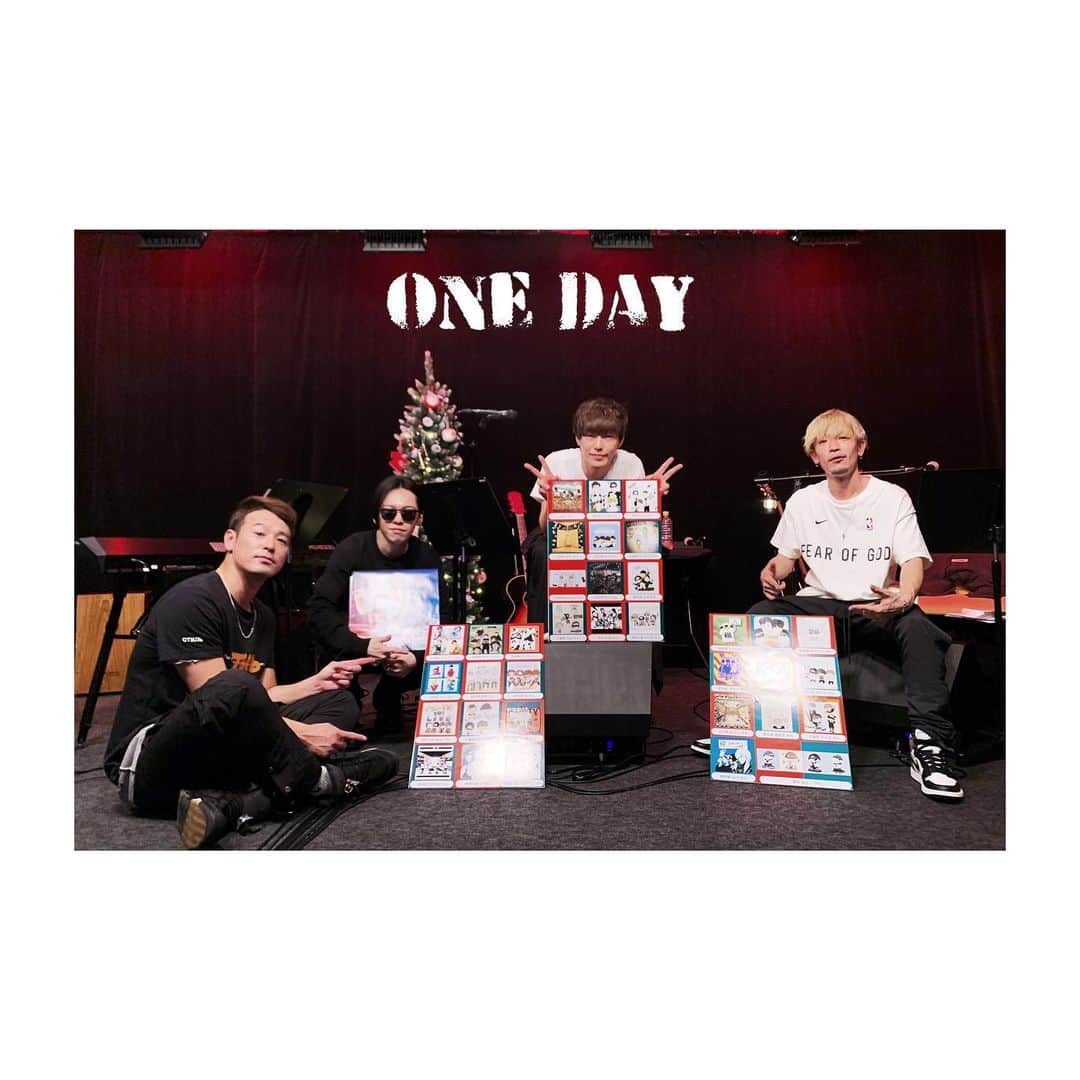 UZのインスタグラム：「AIR GATEアコースティックライブご覧頂きありがとうございました🎶 久しぶりの配信ライブ、４人での演奏やトークと凄く緊張しましたが、メチャクチャ楽しかったです😆 定期的にこういう形のライブもやっていきたいな〜と思っています🤙 SPYAIR NEW GOODSも発売開始したので是非チェックしてみて下さい🎊  そしてソロプロジェクトのリリックビデオ公開、キャップ発売は明日❗️ 色々盛り沢山ですが、楽しんでくれたら嬉しいです😆  #SPYAIR #UZ #uzuz #stateofrhymes」
