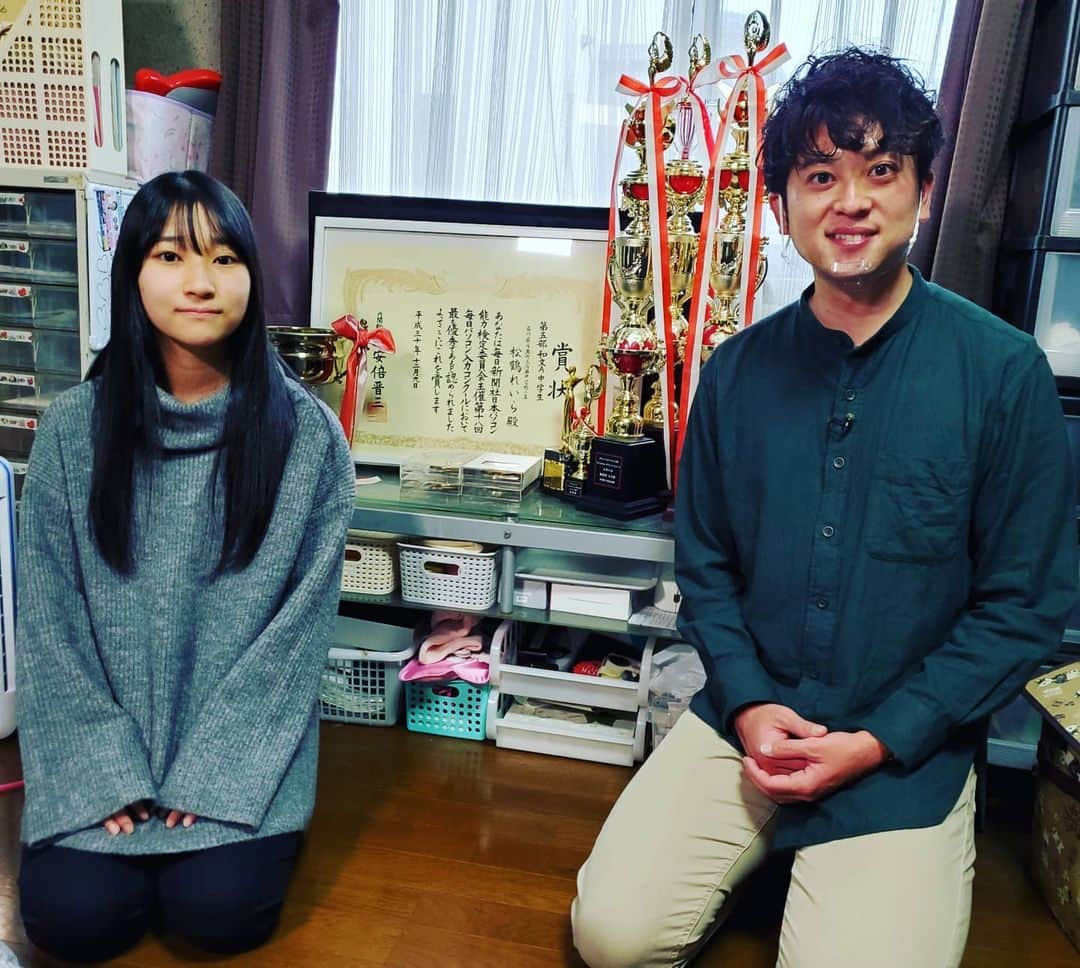 飯田嘉太のインスタグラム：「💻 今日のイイダスポーツはいつもと少し違うテイスト😂 ・ ・ 北陸学院高校①年の松鶴れいらさん☺️ 実は中学時代にタイピングの全国大会で ②度も優勝したことがあるスゴ技の持ち主😲 ・ ・ 何故イイダスポーツなのか❔ スピード＆正確性がスポーツに似ているからです‼ (それを言ったのは松鶴さん😁) ・ ・ 最近は⑤分間で1300字(社会人の平均は200字)は 打てるようになってきたそう👏 ・ ・ 今月⑬日に連覇が掛かる全国大会頑張って下さい💪  #石川テレビ #石川さん #livenews #イット #タイピング #全国大会 #日本一 #北陸学院高校 #軽音楽部 #ギター #guitar #松鶴れいら さん #ファイト #アナウンサー #飯田嘉太  タイピングのコツを聞いたら… ｢きちんと変換が上手くいくタイミングを見計らって 変換すると良いですよ｣とサラッと話してくれましたが それが難しいんです笑」